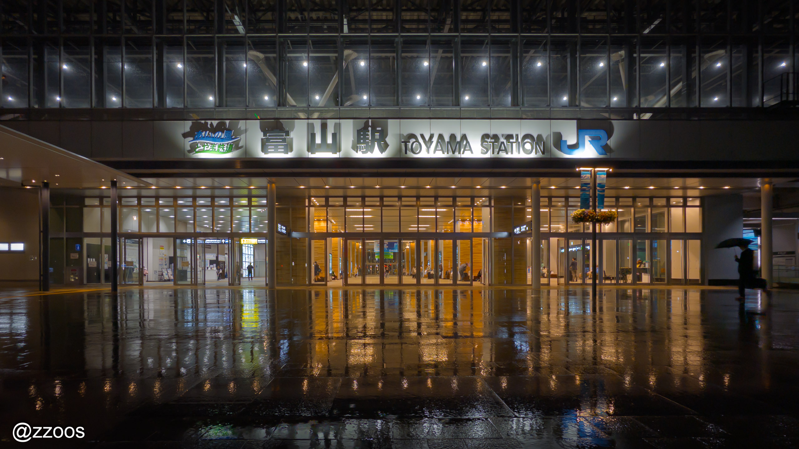 雨の富山駅の夜景