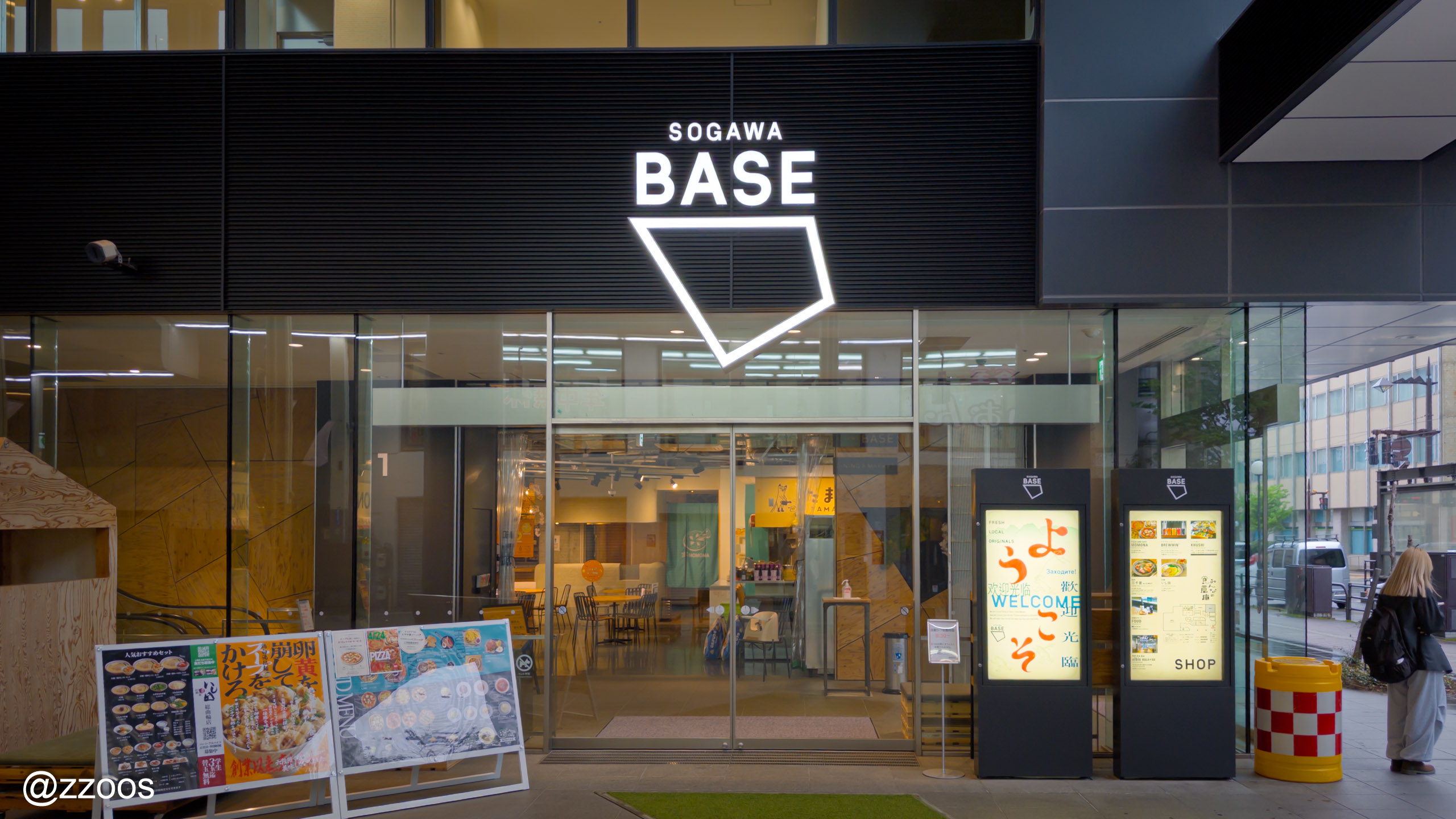 富山市ガラス美術館の向かいにあるショッピングモール、SOGAWA BASE