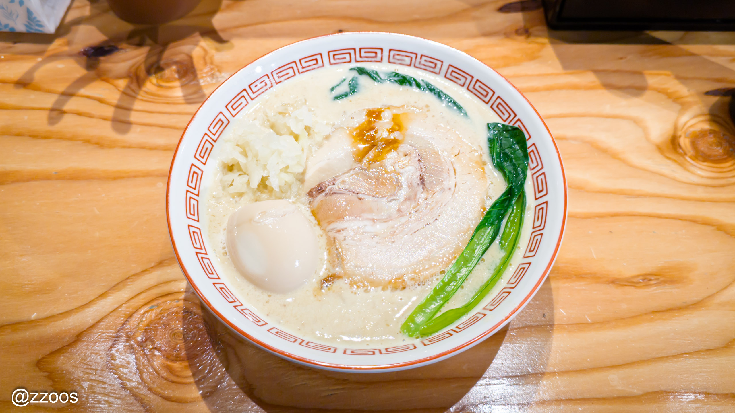 とろみのある濃厚な鶏スープのクローズアップ