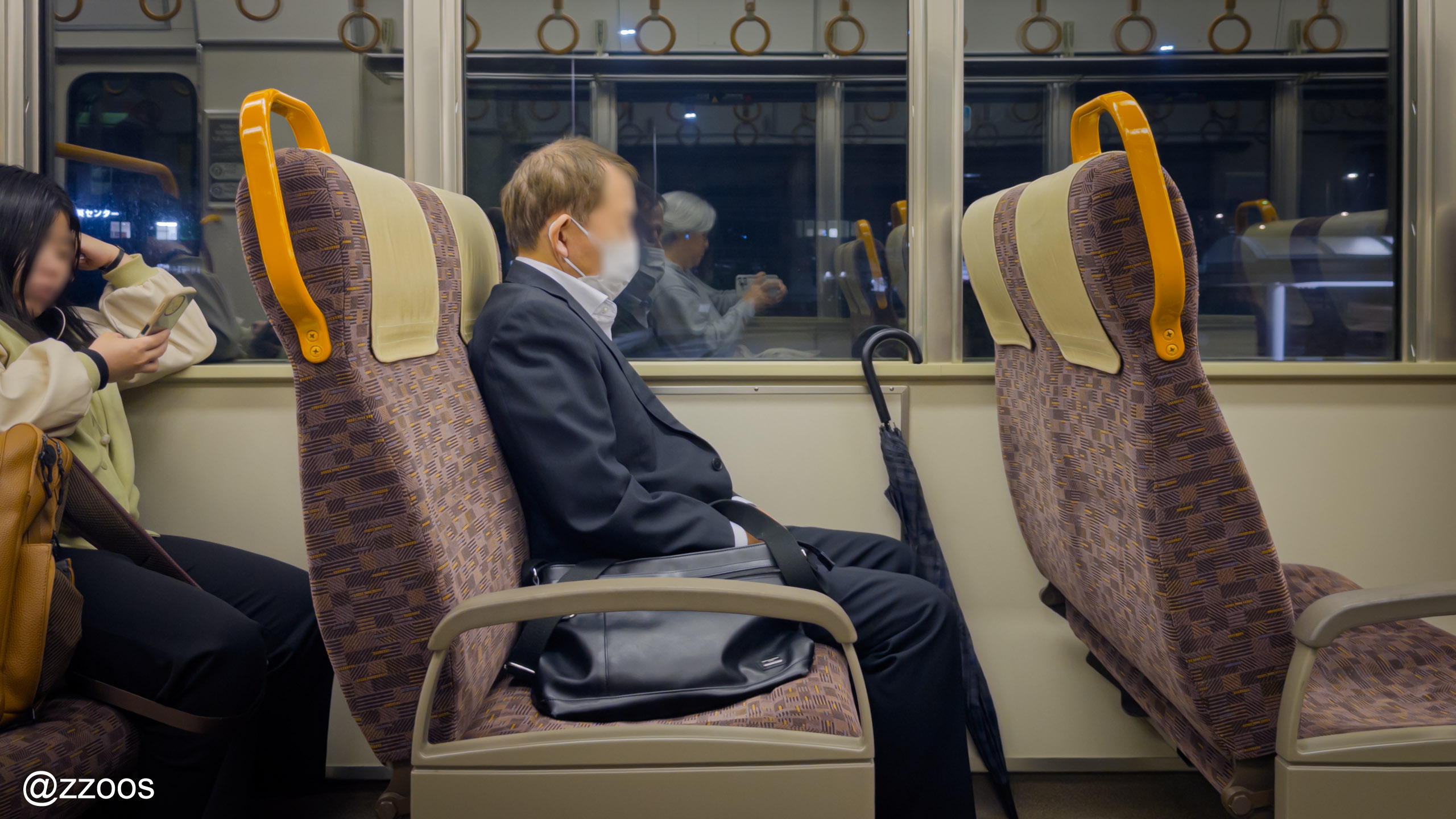 帰宅時間帯、富山行きの列車内の乗客たちの様子