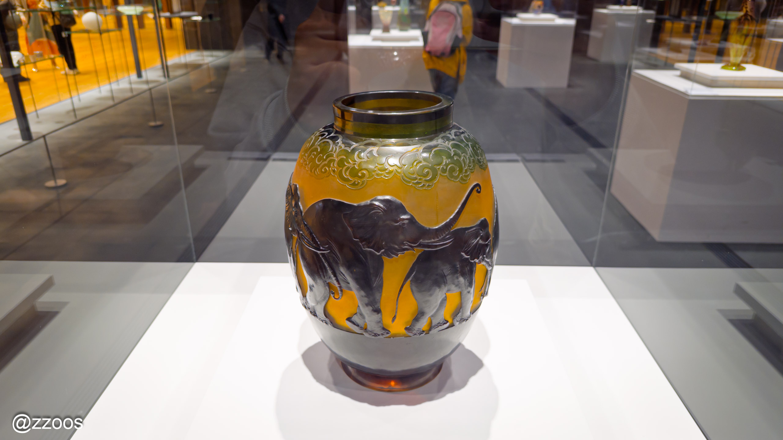 富山市ガラス美術館の象の模様のガラス瓶