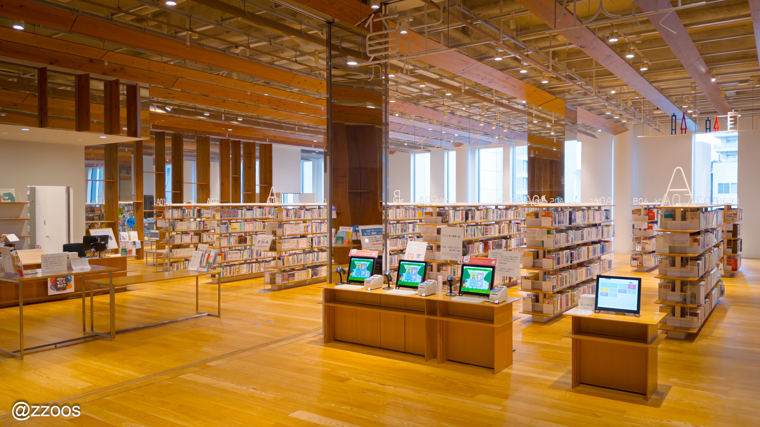 富山市立図書館の開かれた入口