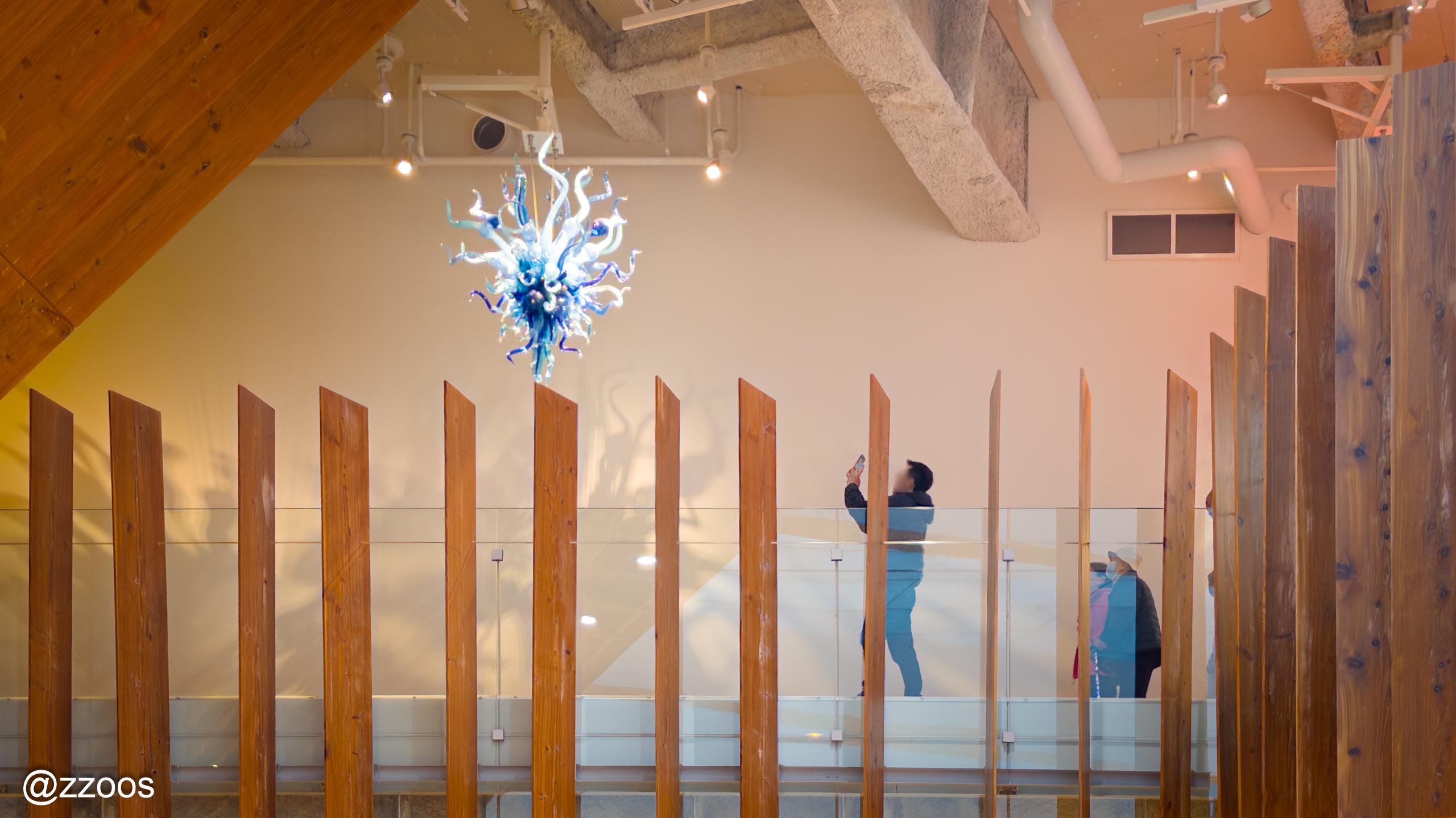 富山市ガラス美術館6階の常設展示室