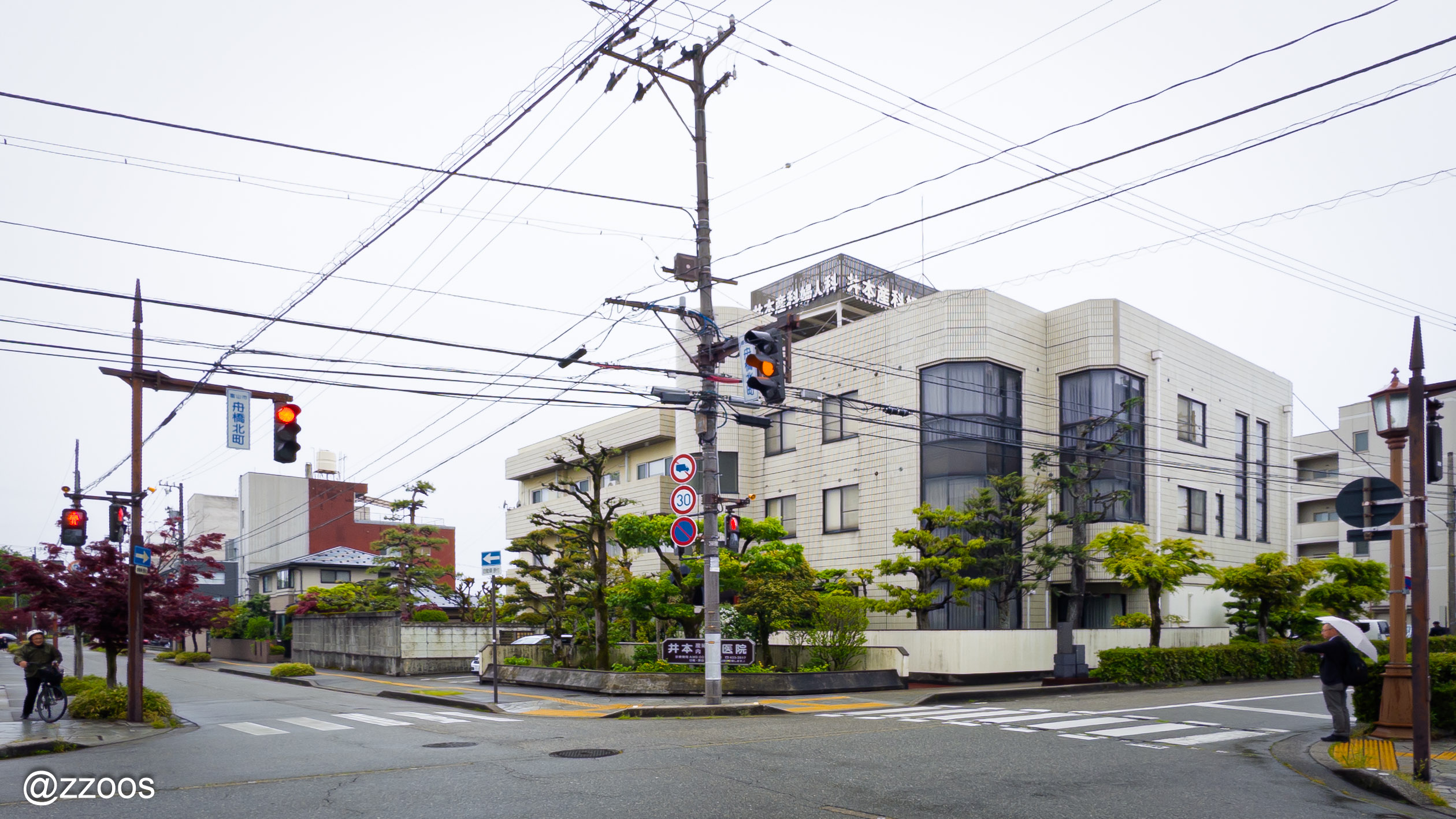 雨の富山の低い建物と静かな街