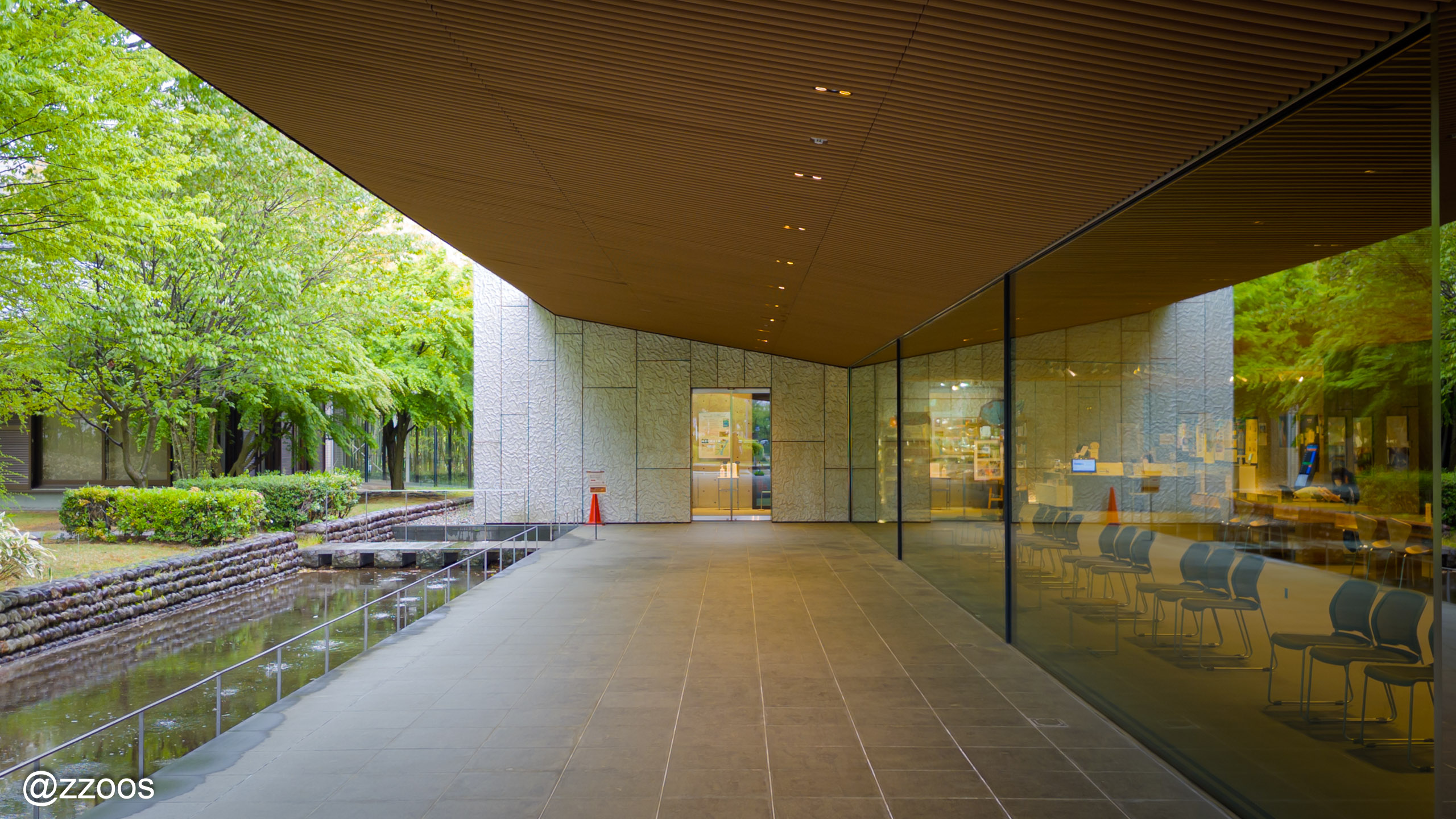高志の国文学館の入口の庭園とカンチレバー