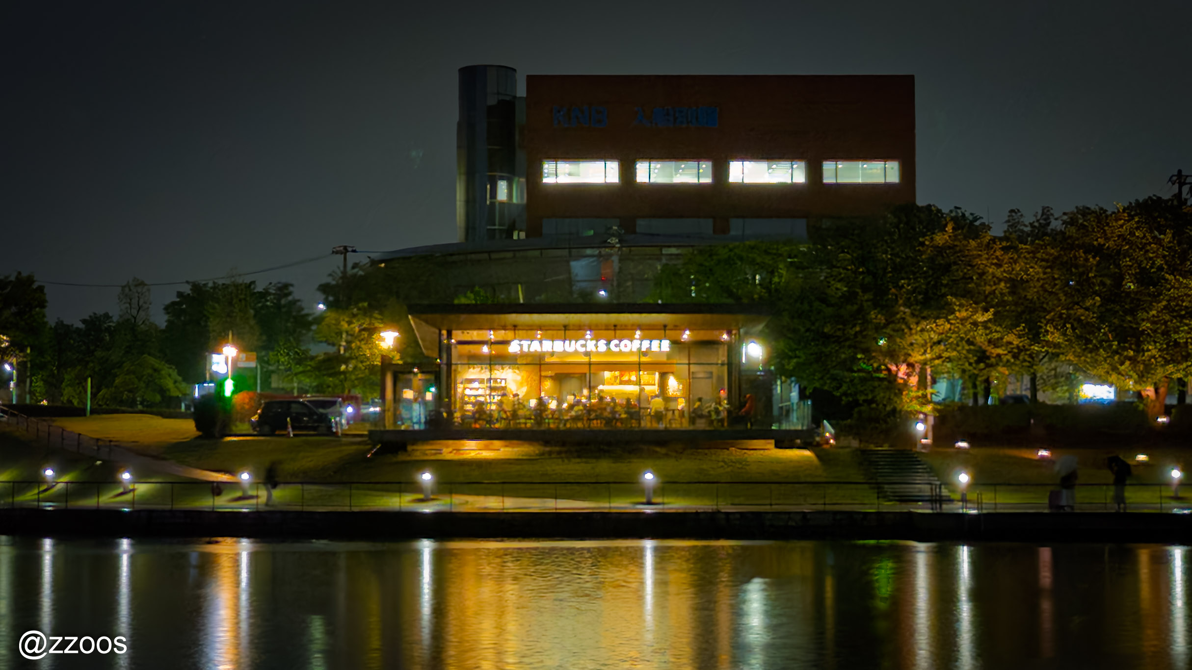 環水公園の夜景の中のスターバックスの風景
