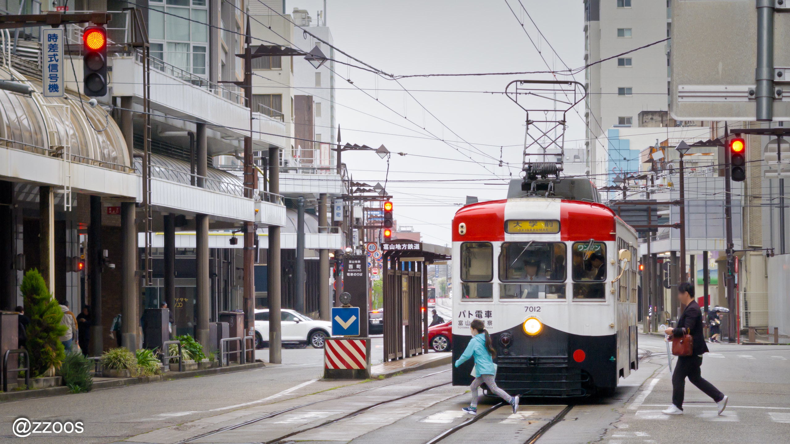 雨の街を走る富山の路面電車、市電