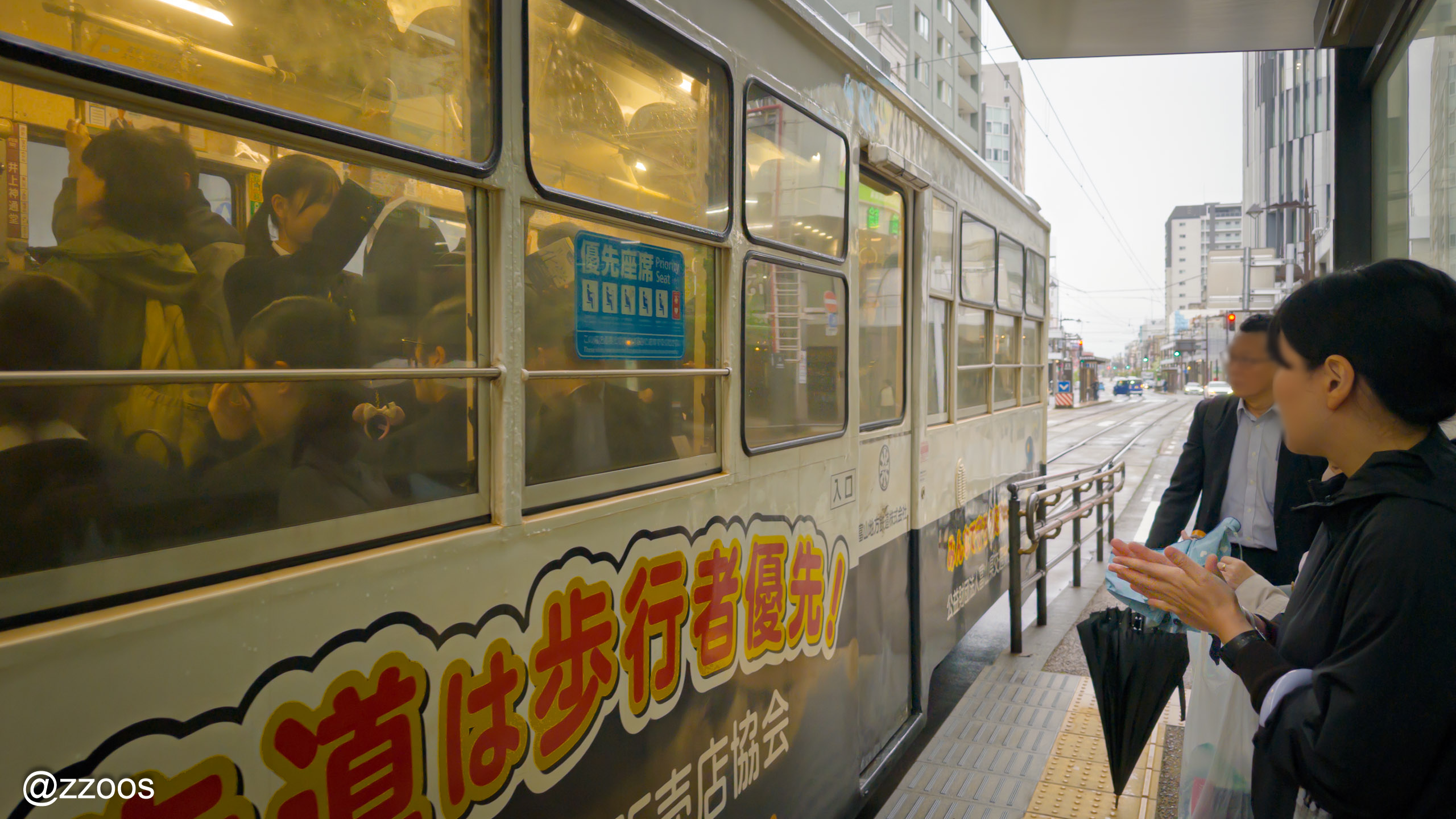 富山市内の路面電車を利用する乗客たち