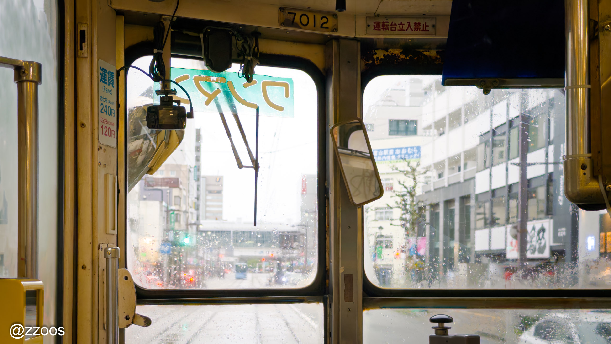 雨の中を走る富山の路面電車
