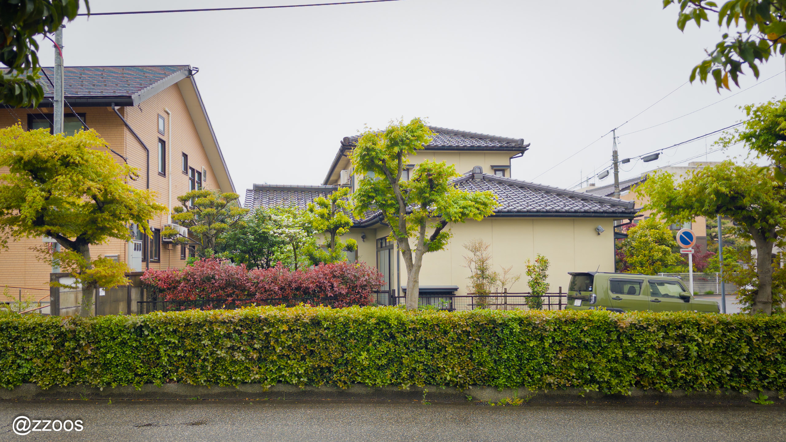 雨の富山の閑静な住宅街の路地