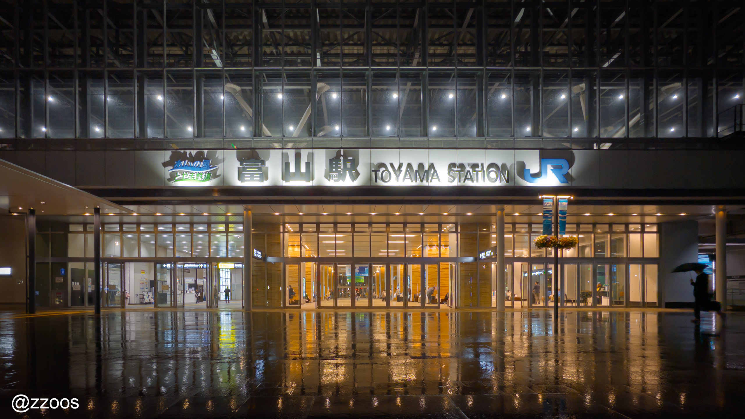 雨の降る富山駅の外観