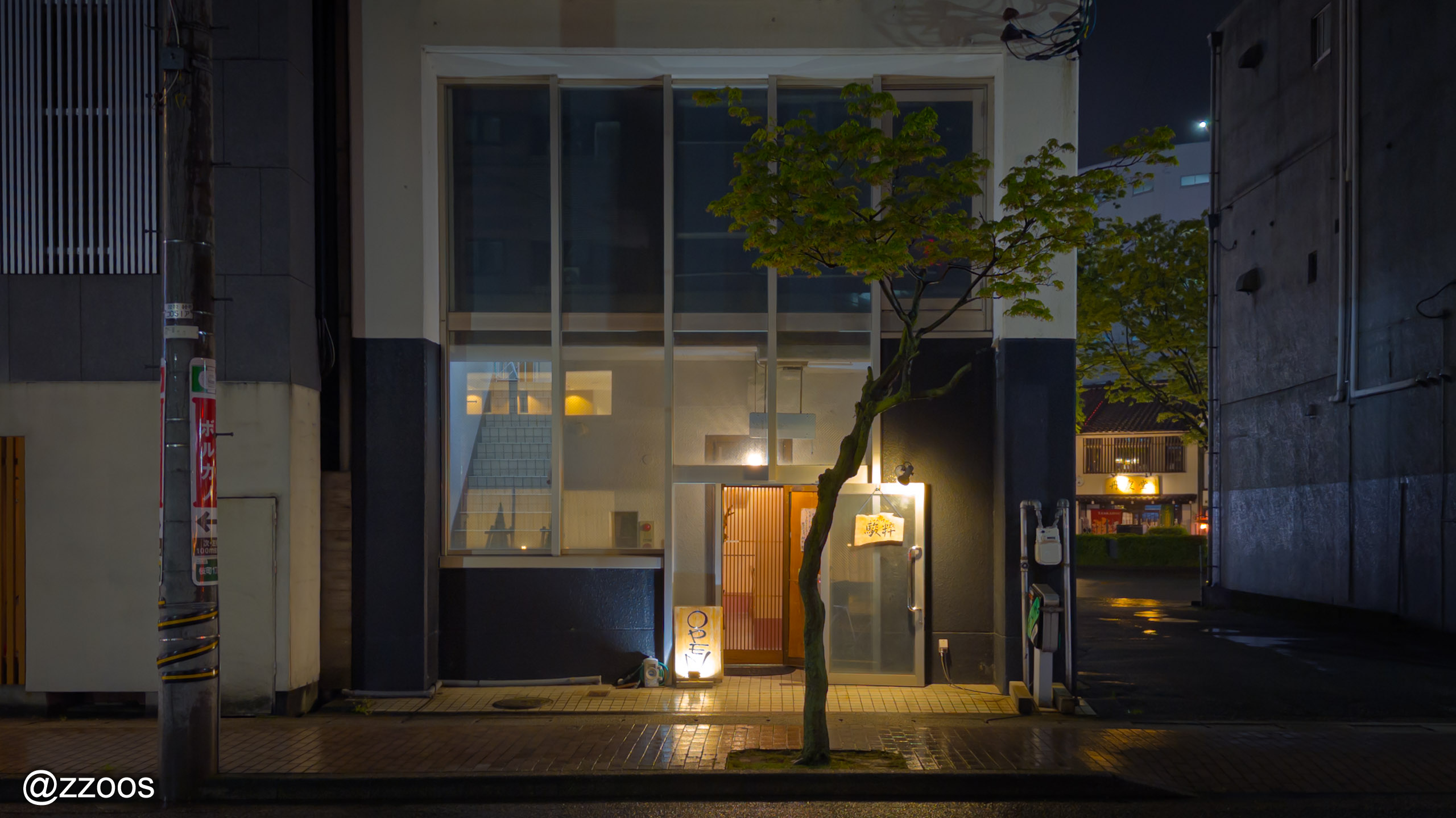 富山の街路樹と調和した串の店、串と鮮 駿粹の外観