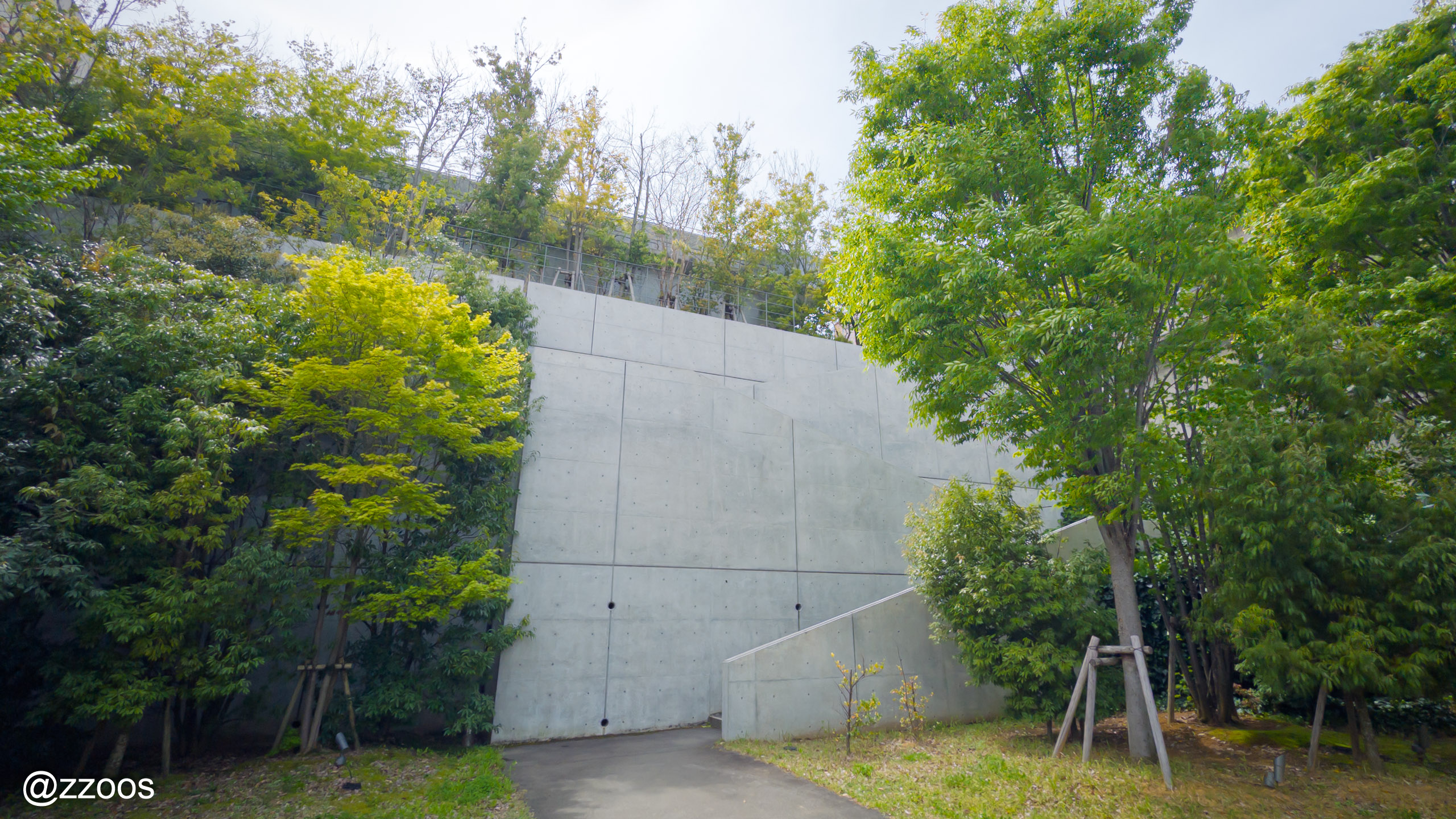 建物をまわって階段を降りると犀川へつながる道