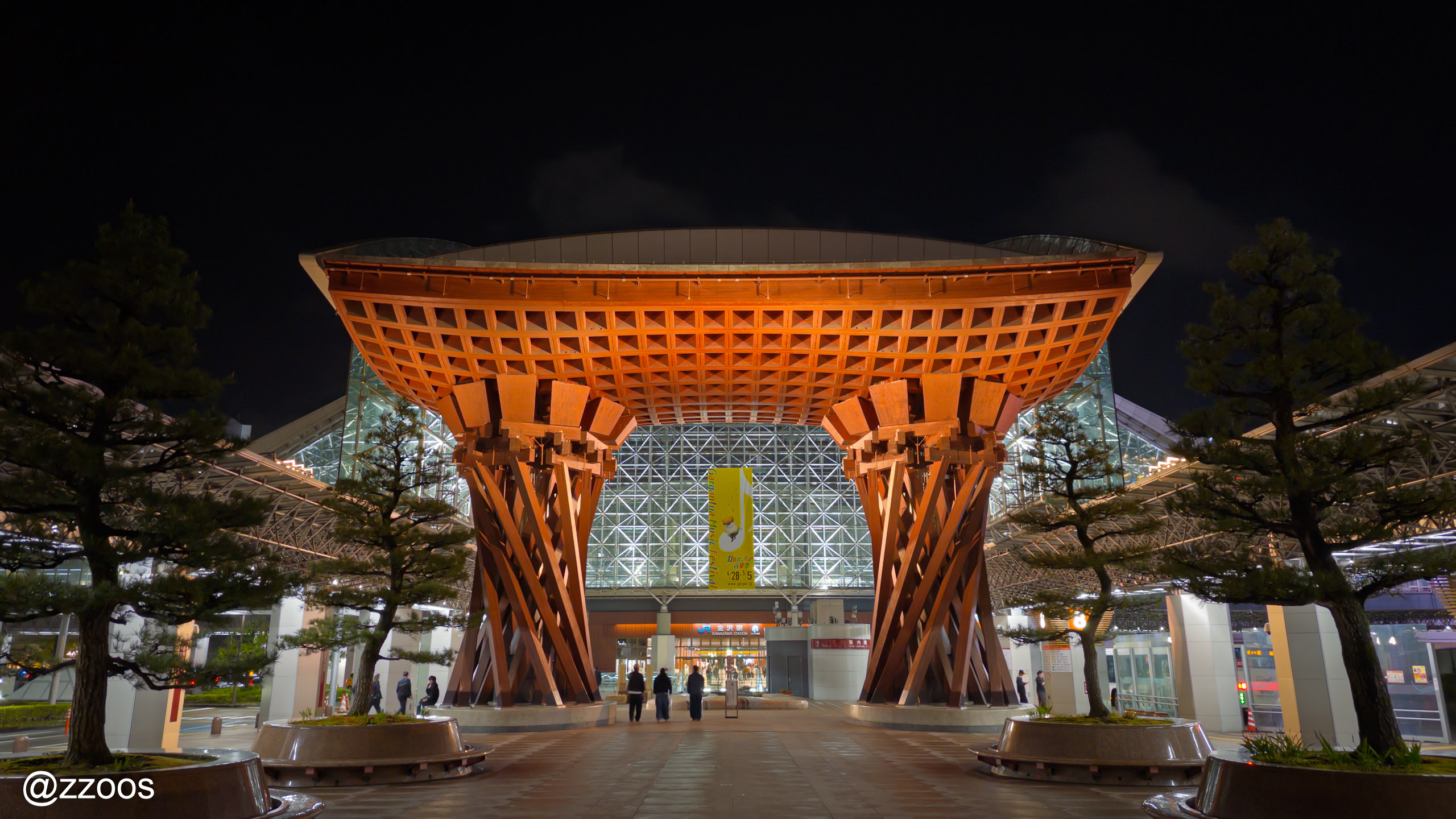 The Tsuzumi Gate, a huge wooden gate standing in front of Kanazawa Station