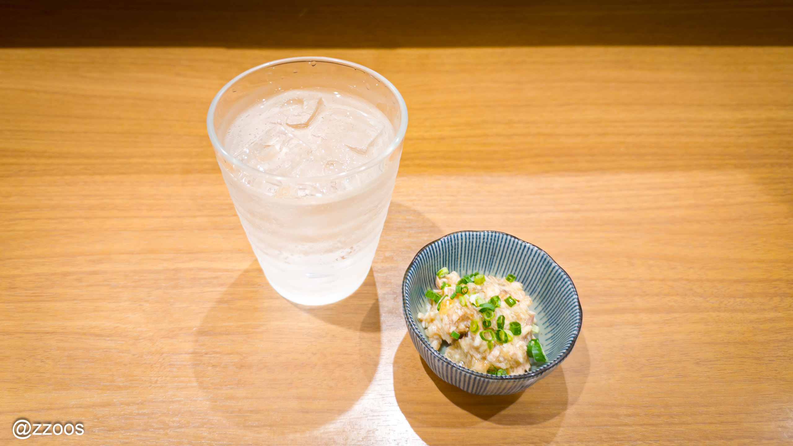 出水に舞姫のソーダ割りとお通しの鶏のたたき