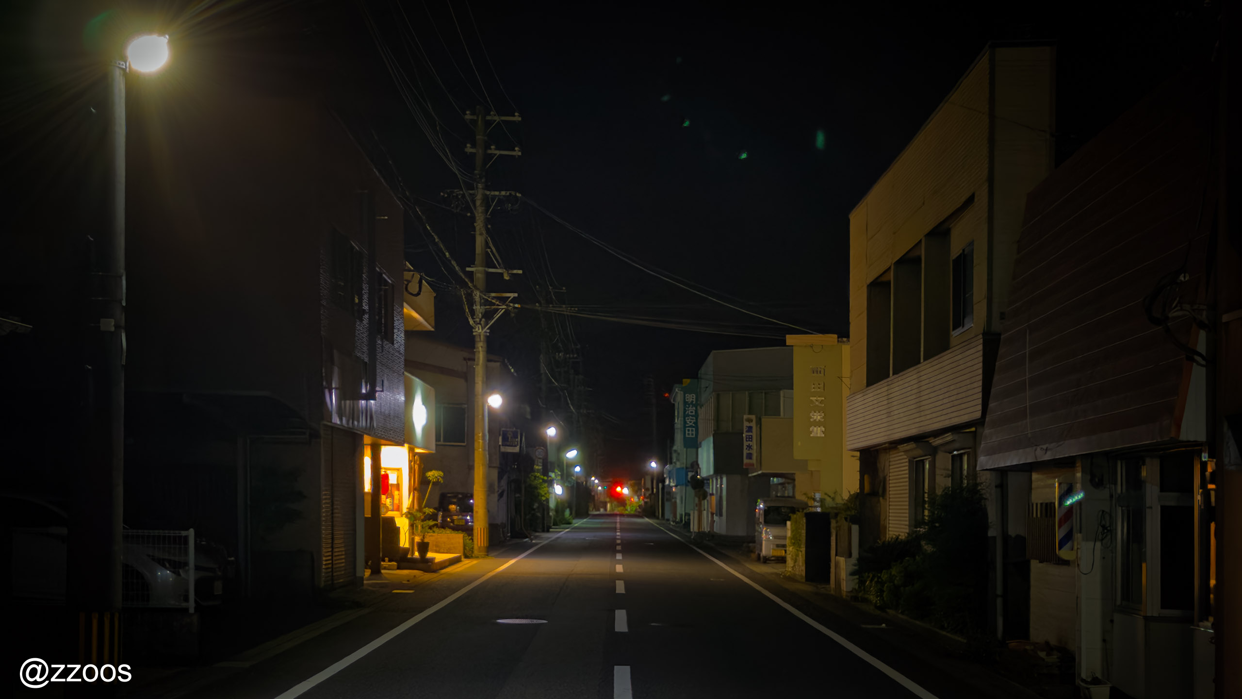 真夜中の出水のくらい路地と、灯りのついた一軒