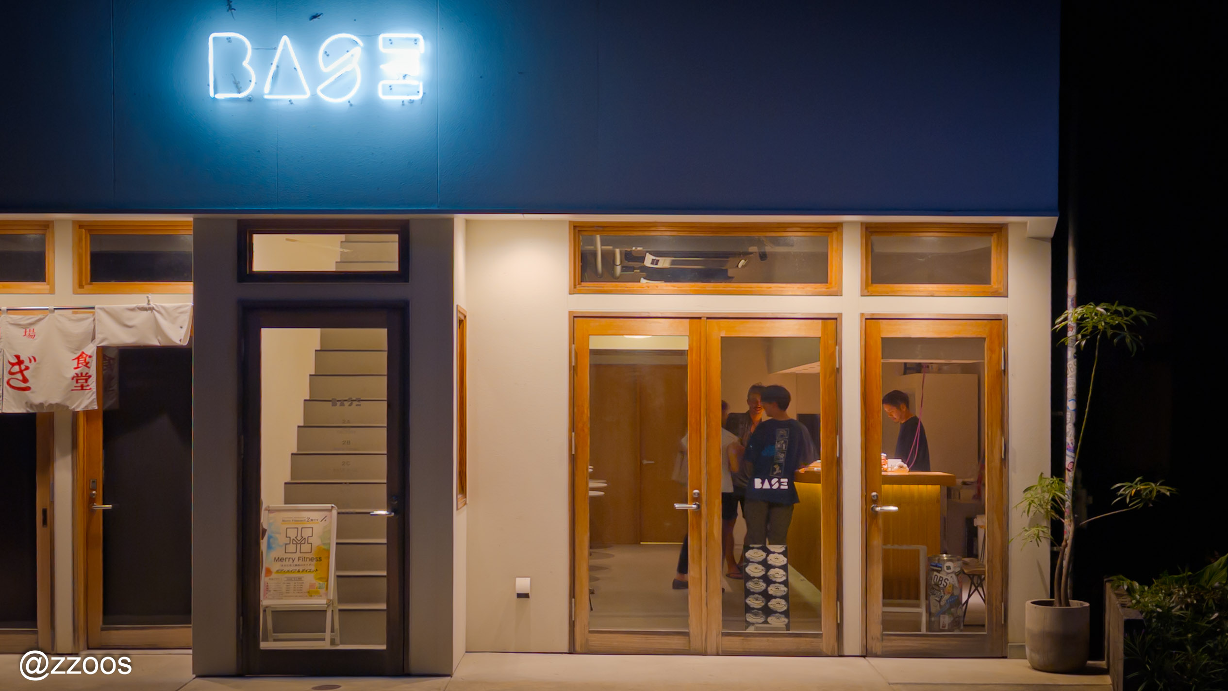 灯りのついた立ち飲み BASE&Co. の店内