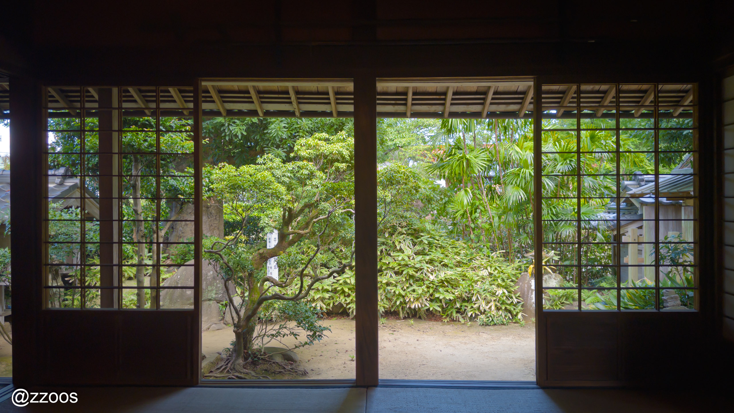 竹添邸の室内から眺めた庭園の風景