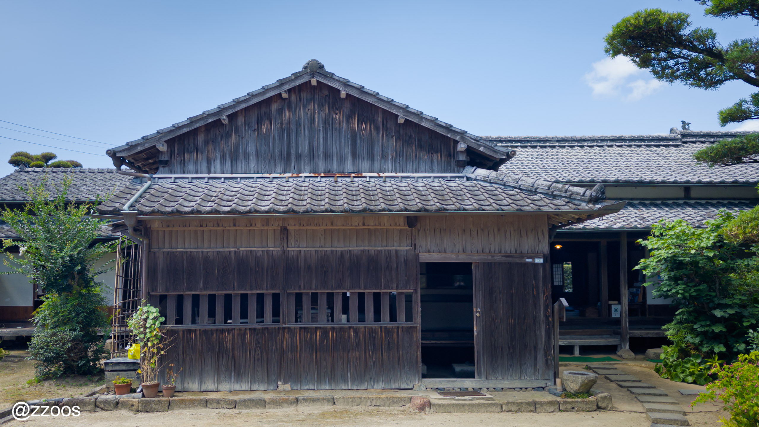 竹添邸の台所の空間と右側の石畳の玄関