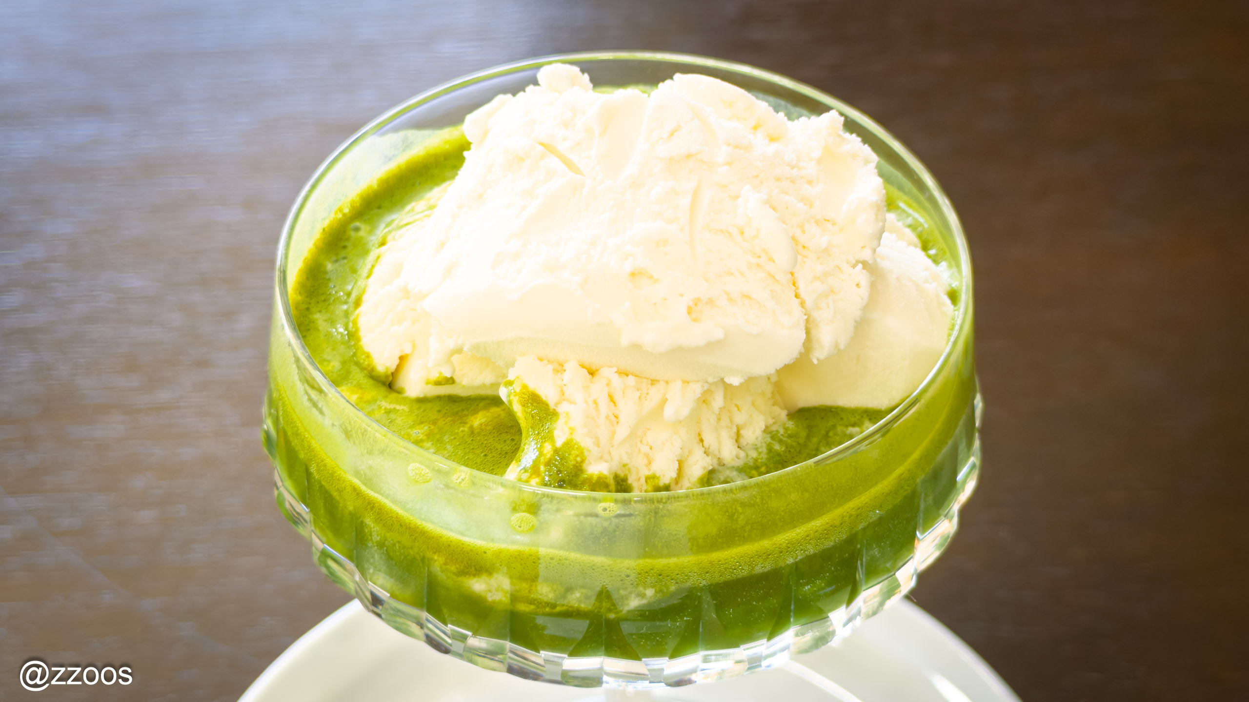 こい緑茶にひたされたバニラアイスクリーム