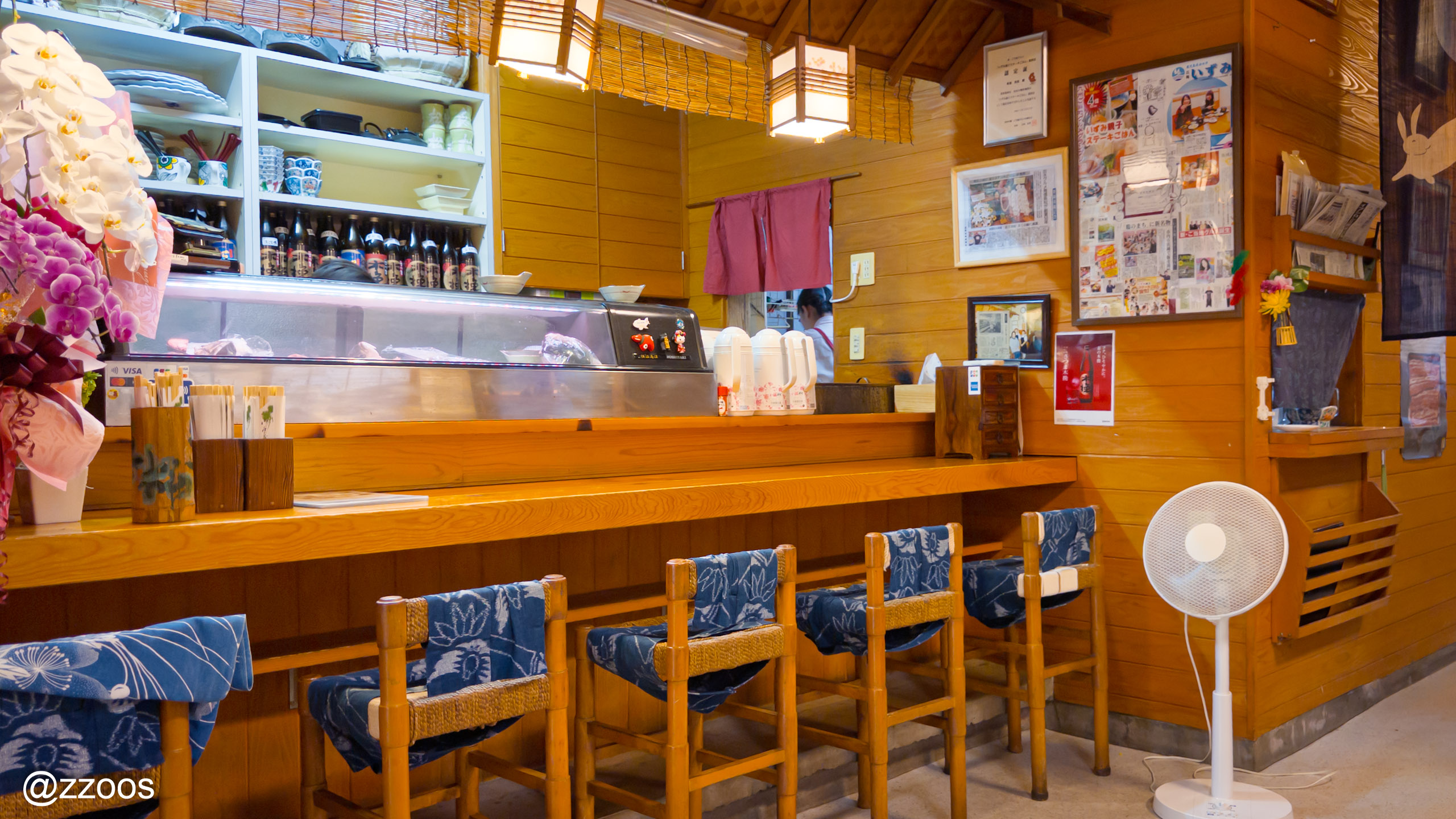 The counter seats and tables at Ajidokoro Uomatsu
