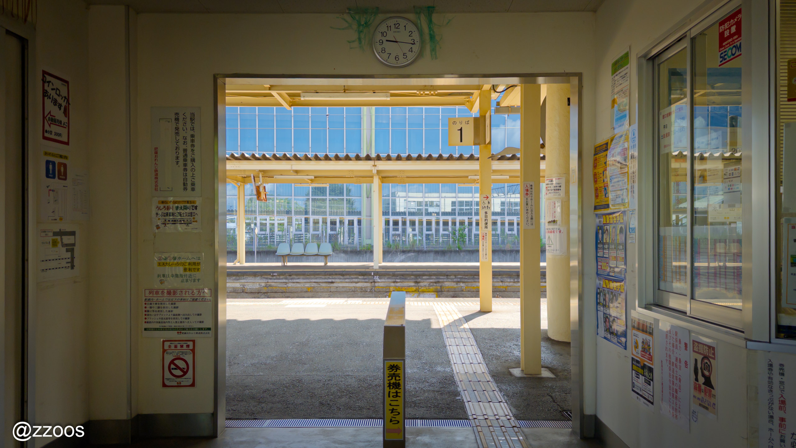 出水駅西口にある肥薩おれんじ鉄道の小さな駅舎
