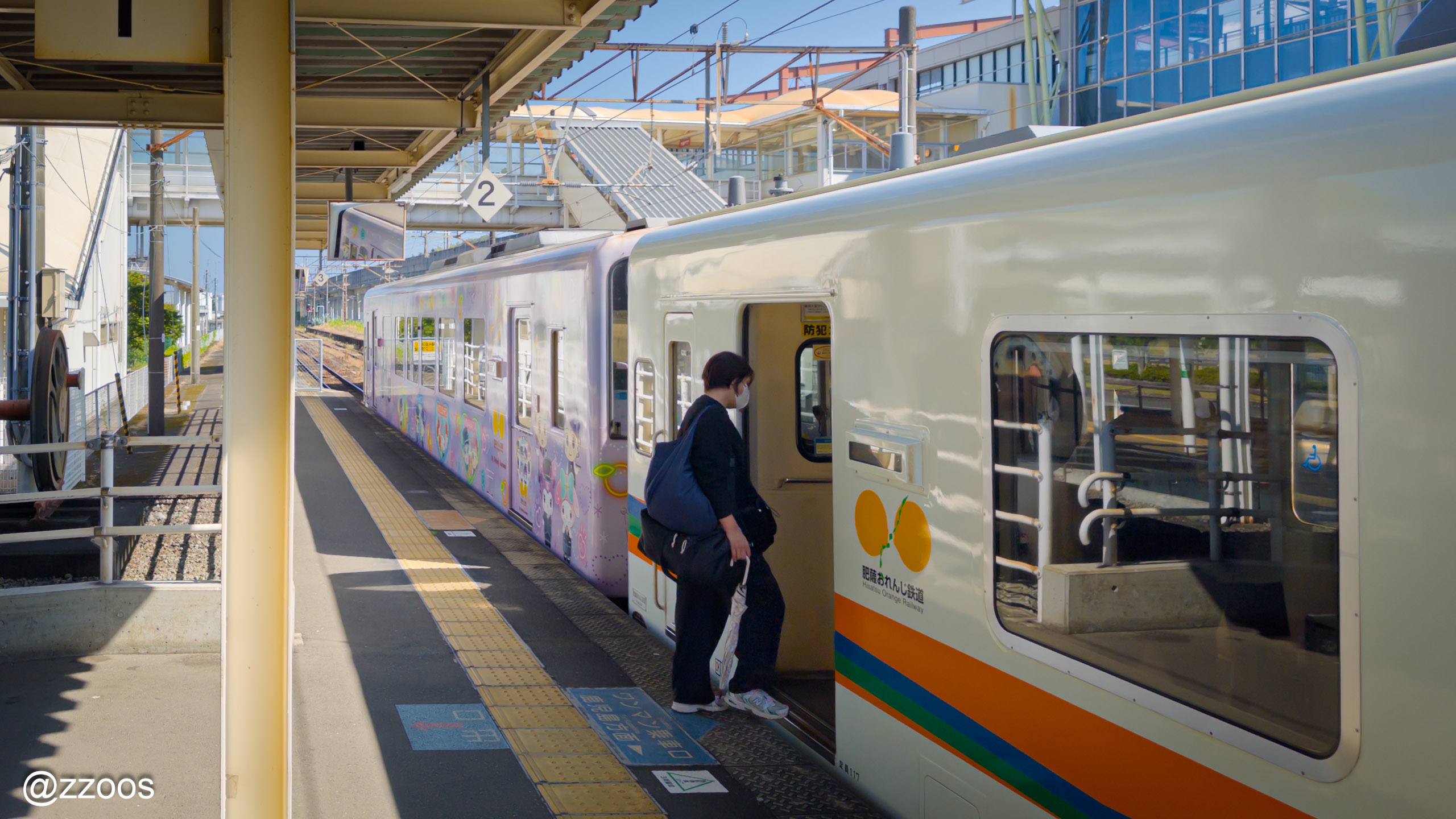 ホームに入ってきた肥薩おれんじ鉄道の2両編成の列車