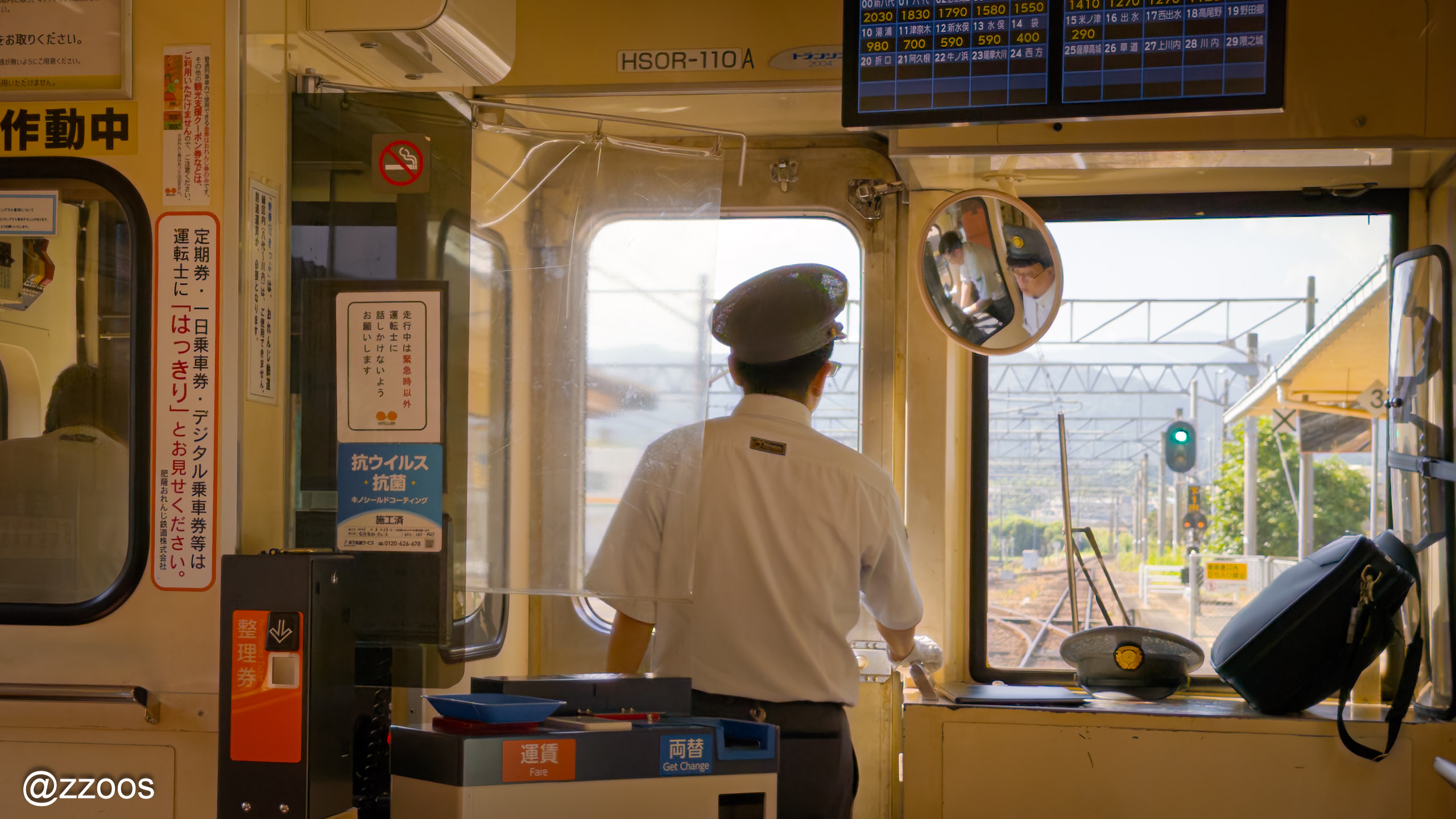 肥薩おれんじ鉄道の一番前の席から見た運転士の後ろ姿