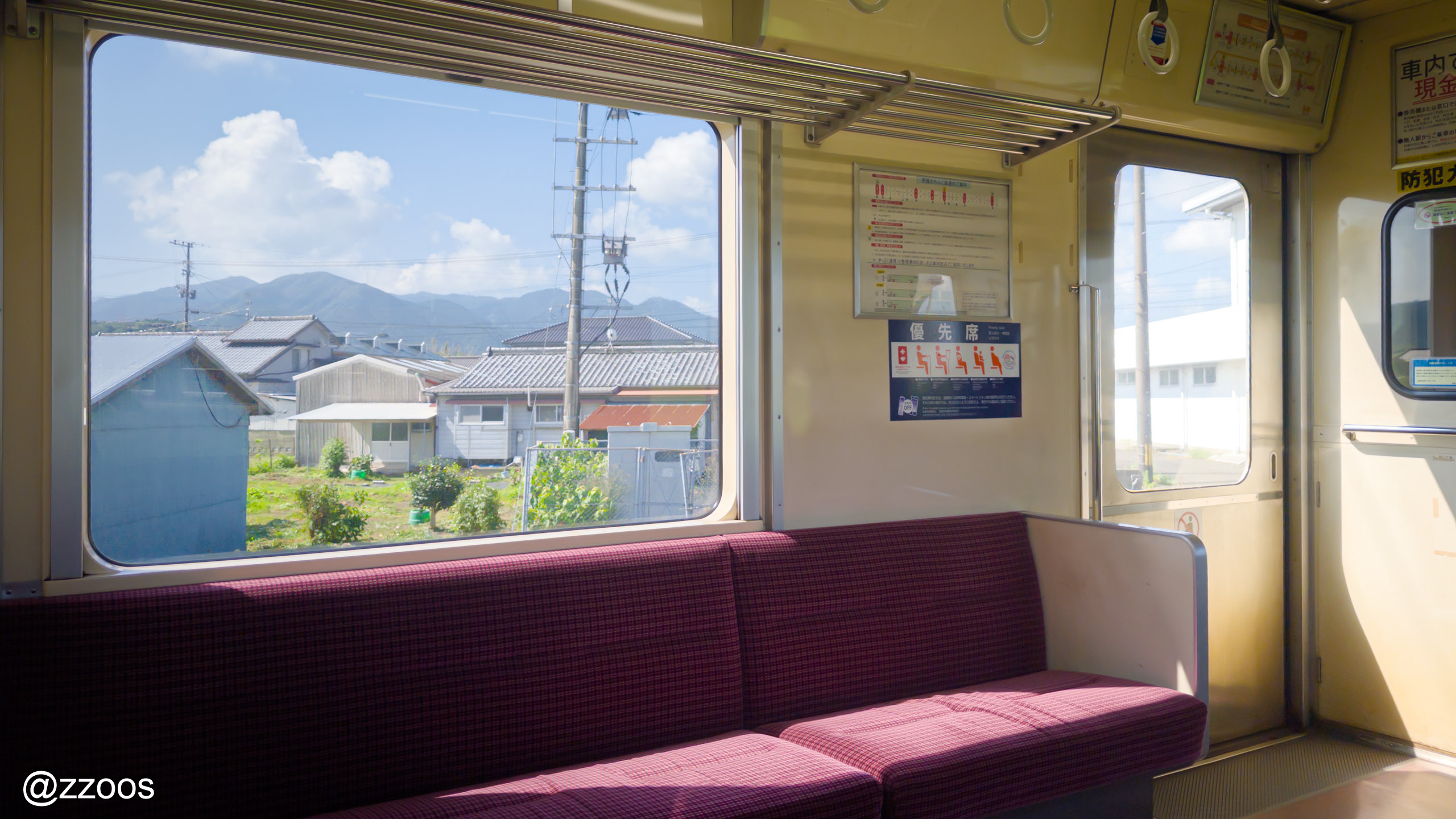 日ざしの入る肥薩おれんじ鉄道の車内