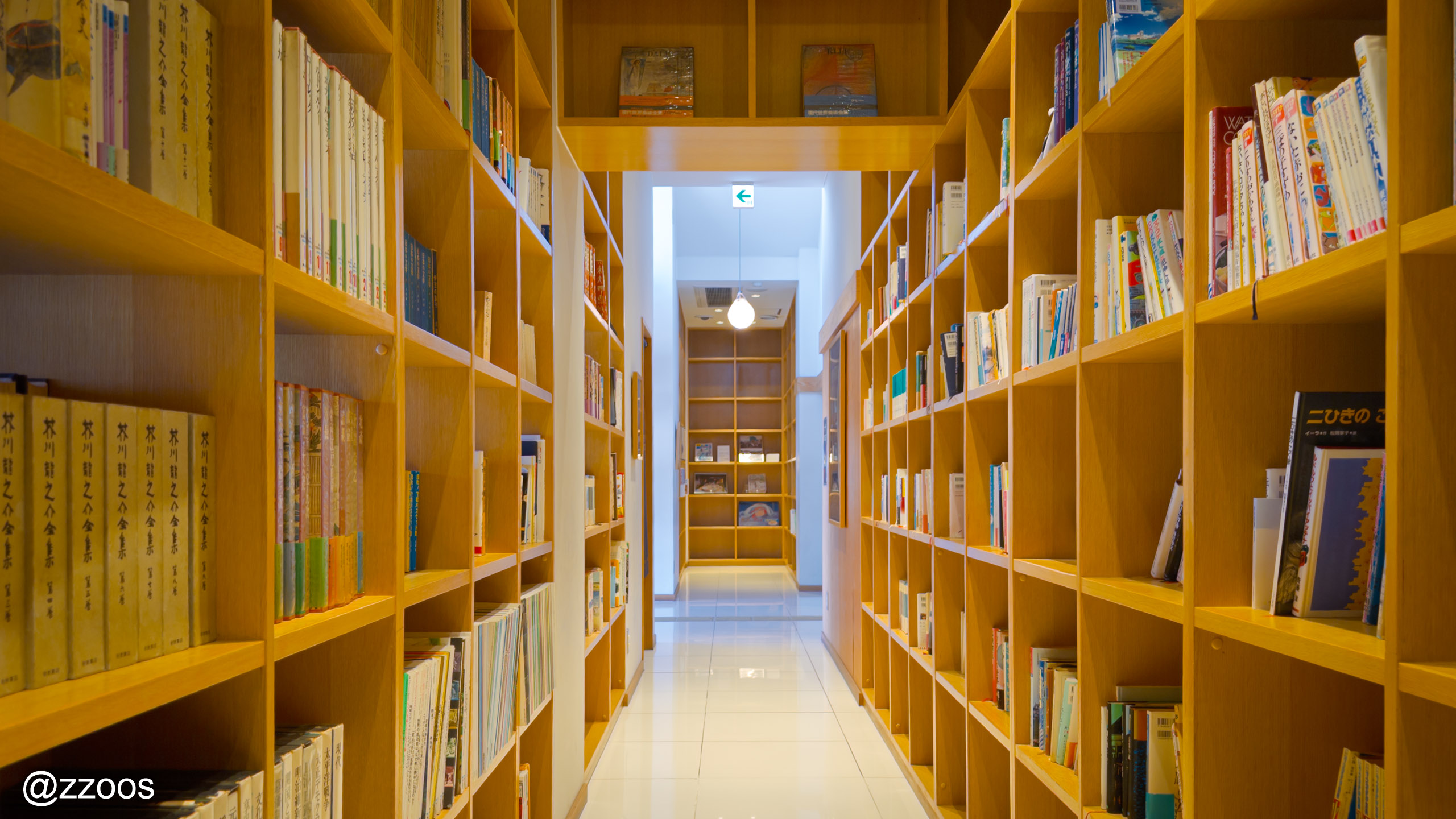 阿久根駅のなかの、市民の寄贈本でつくられた図書コーナー