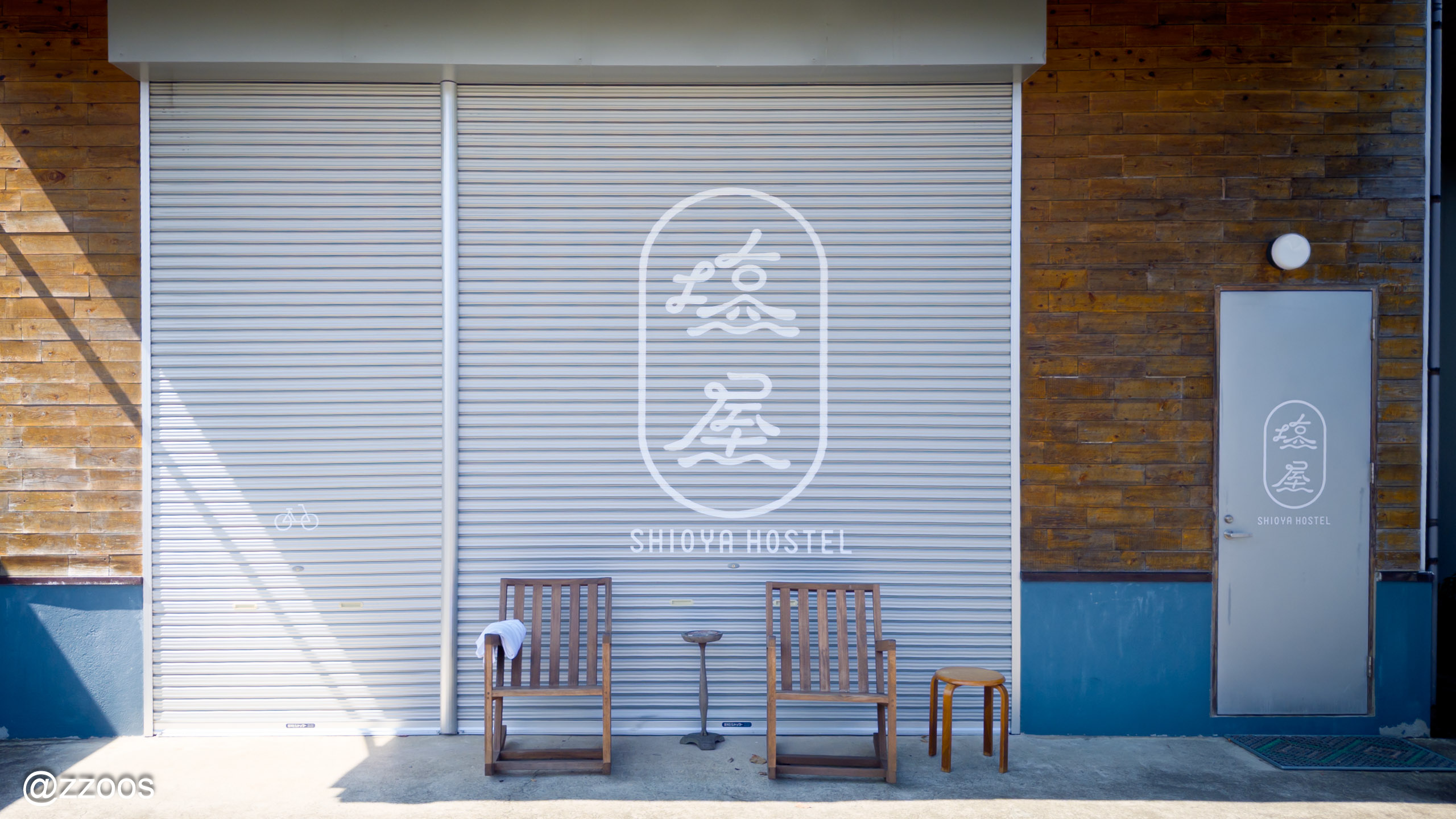 塩屋ホステルの1階の倉庫と2階への出入口