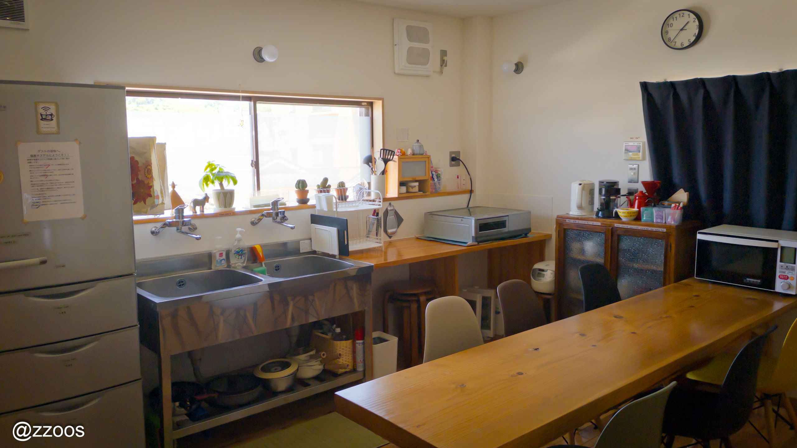 塩屋ホステルの共用キッチン