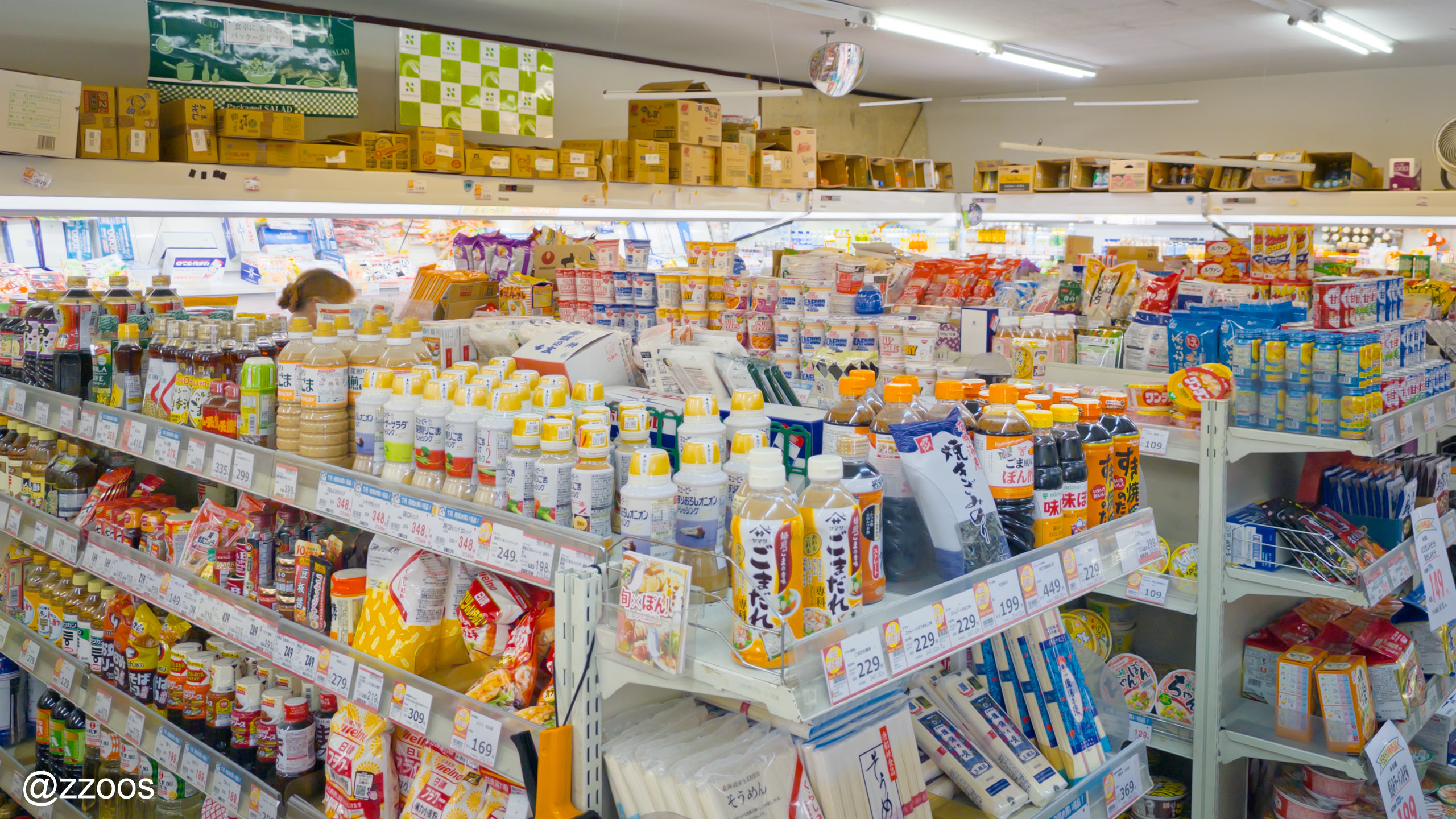 阿久根のまちの小さなスーパーの店内