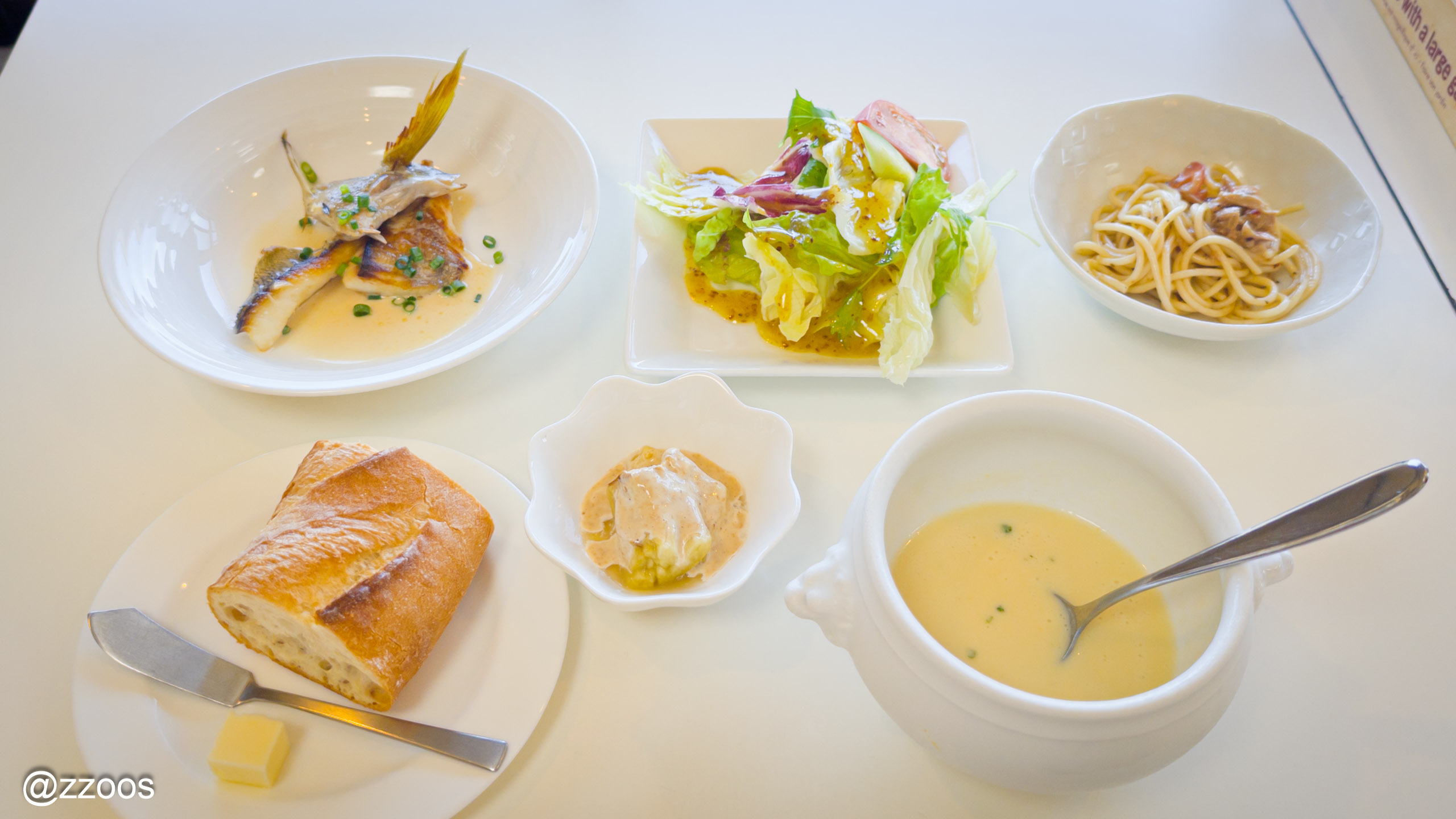 The La Bonne Journée lunch course laid out on the table all at once