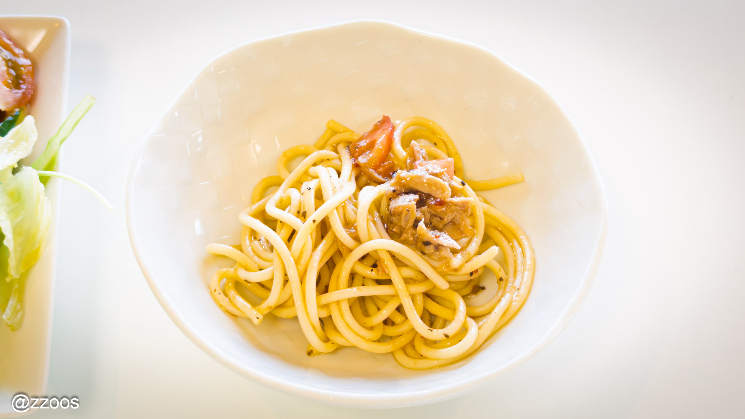 A simple cold pasta flavored with olive oil