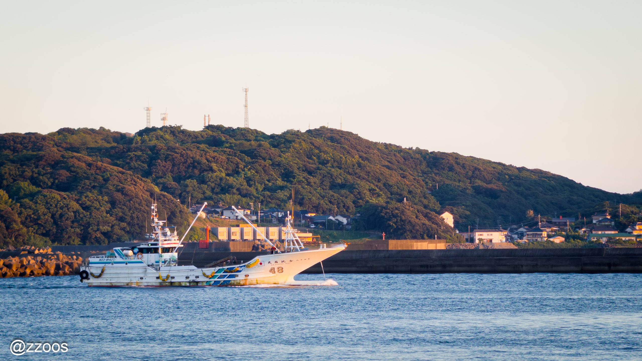 夕焼けの色に染まった阿久根港