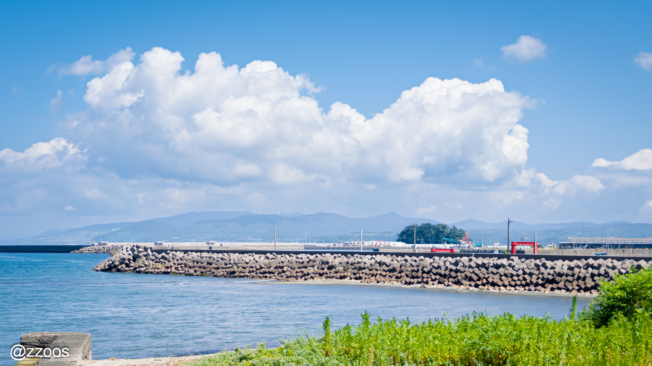 海に長くのびる阿久根の防波堤