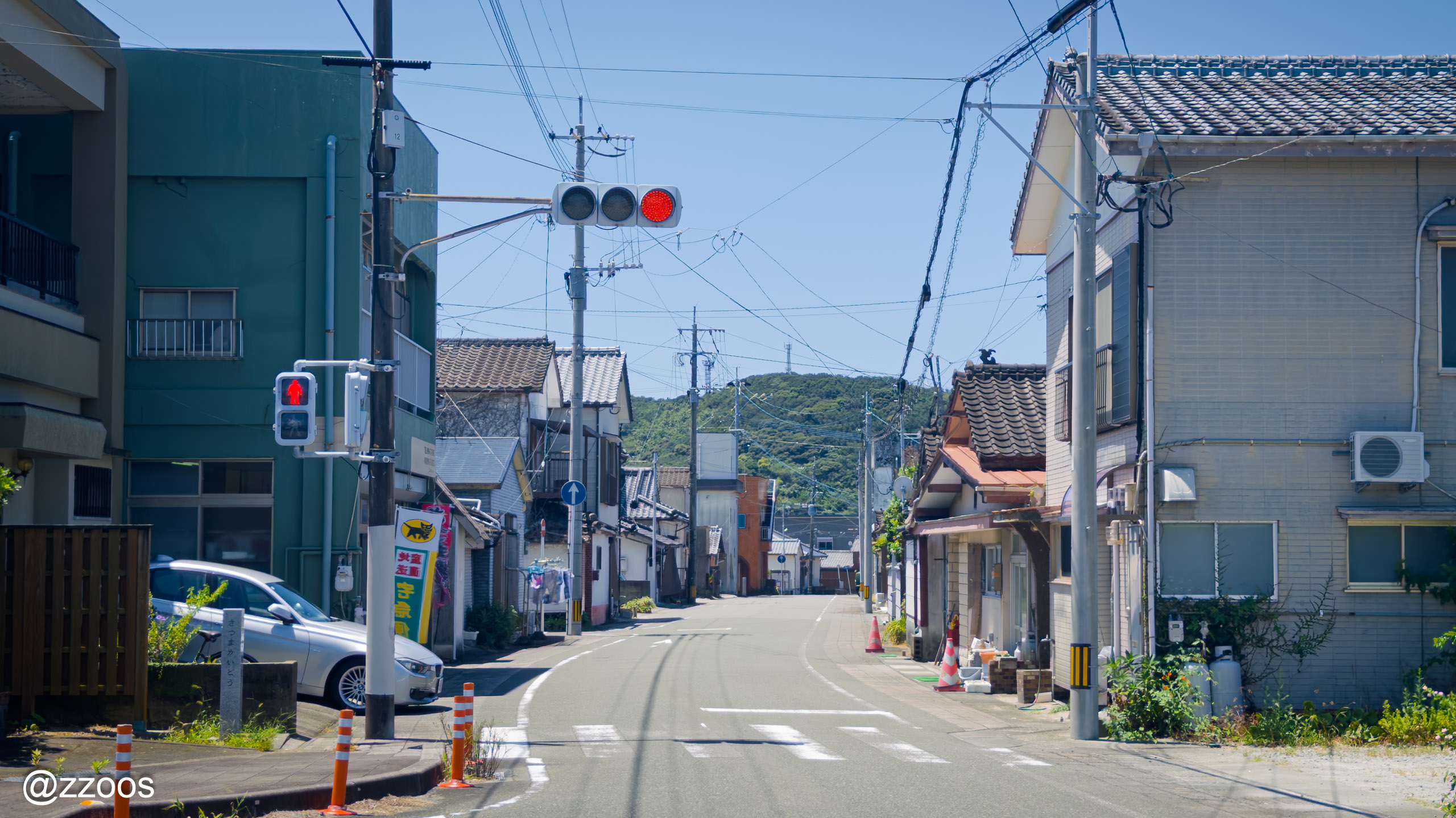 山に向かってまっすぐのびる阿久根の道路