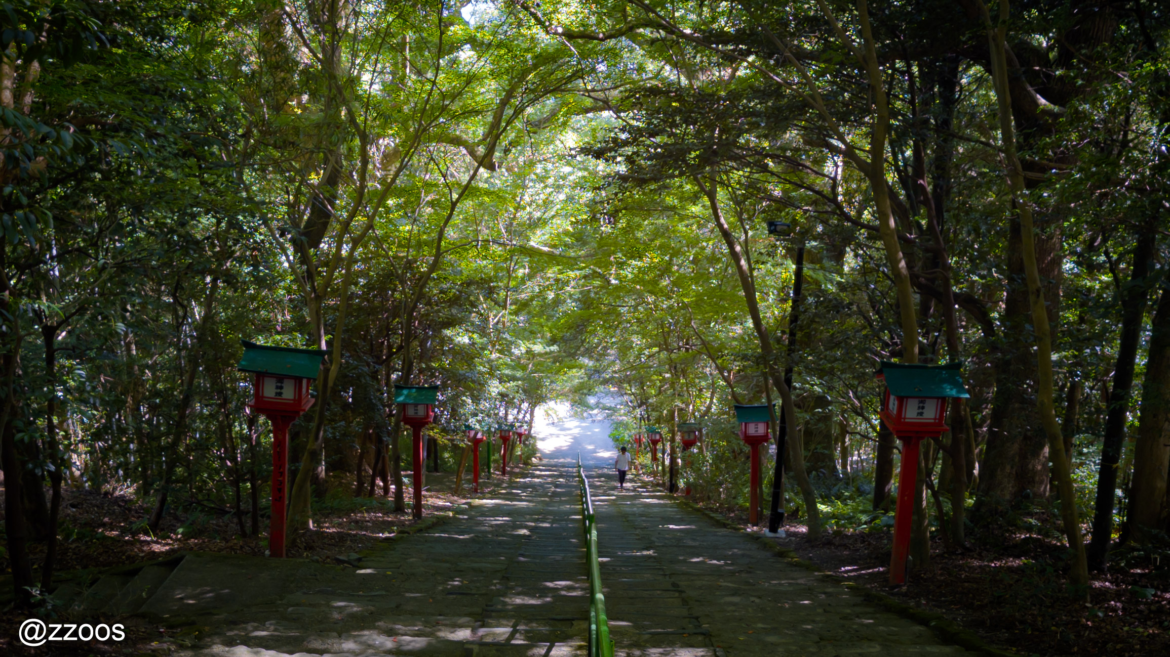 The long stone staircase of Nitta Shrine