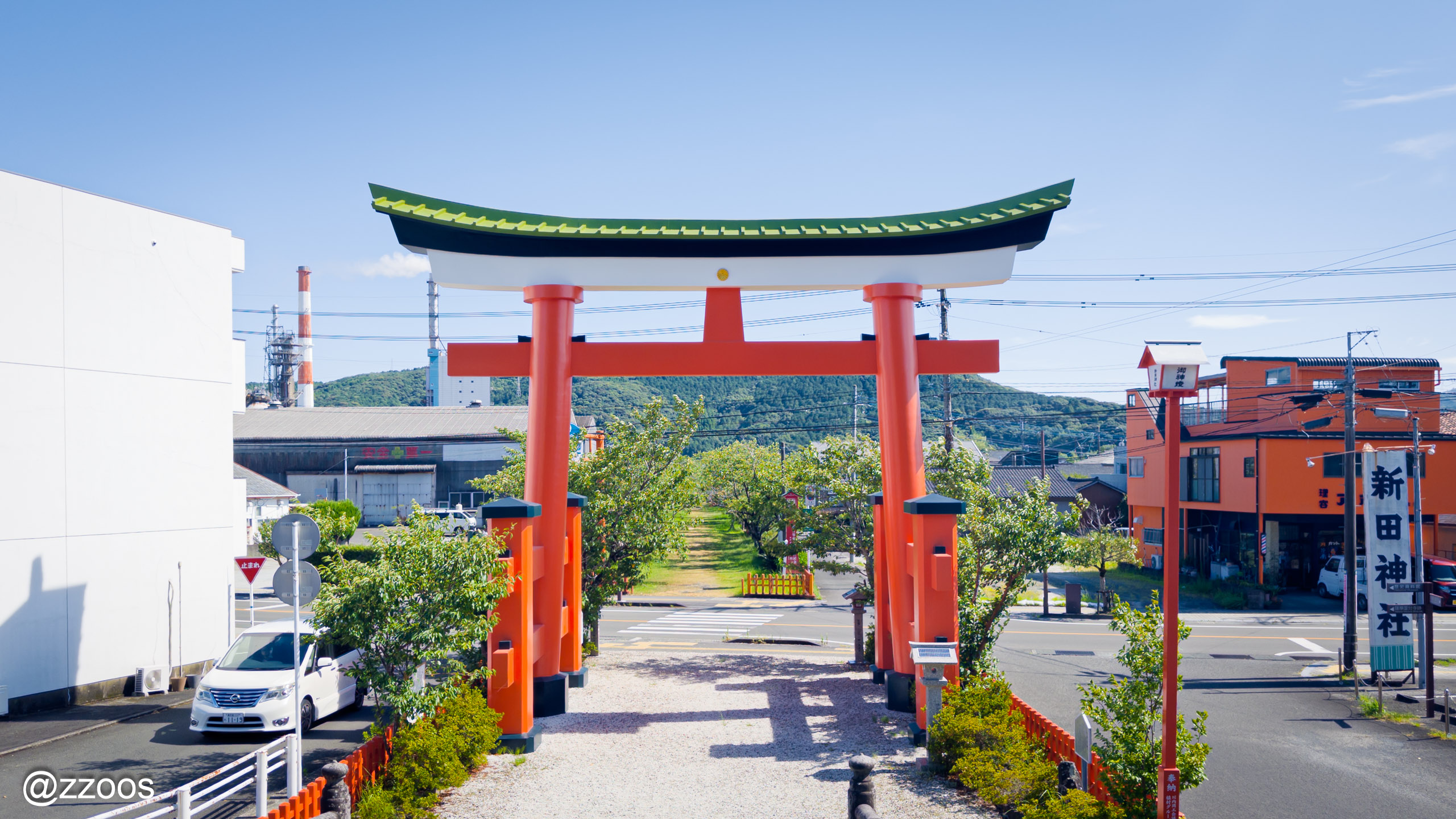 The huge torii at the entrance to Nitta Shrine