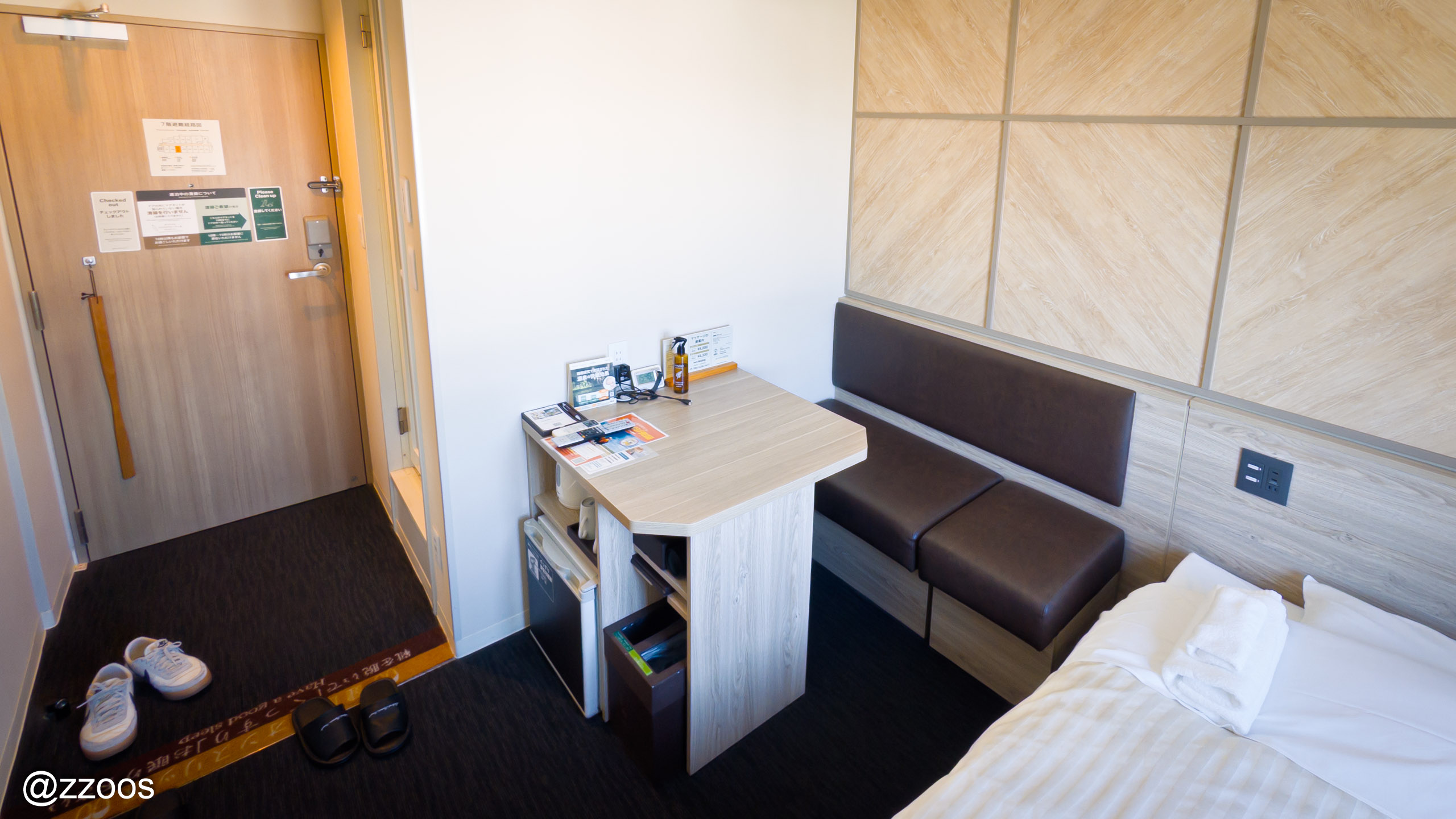 A table and chair in the guest room