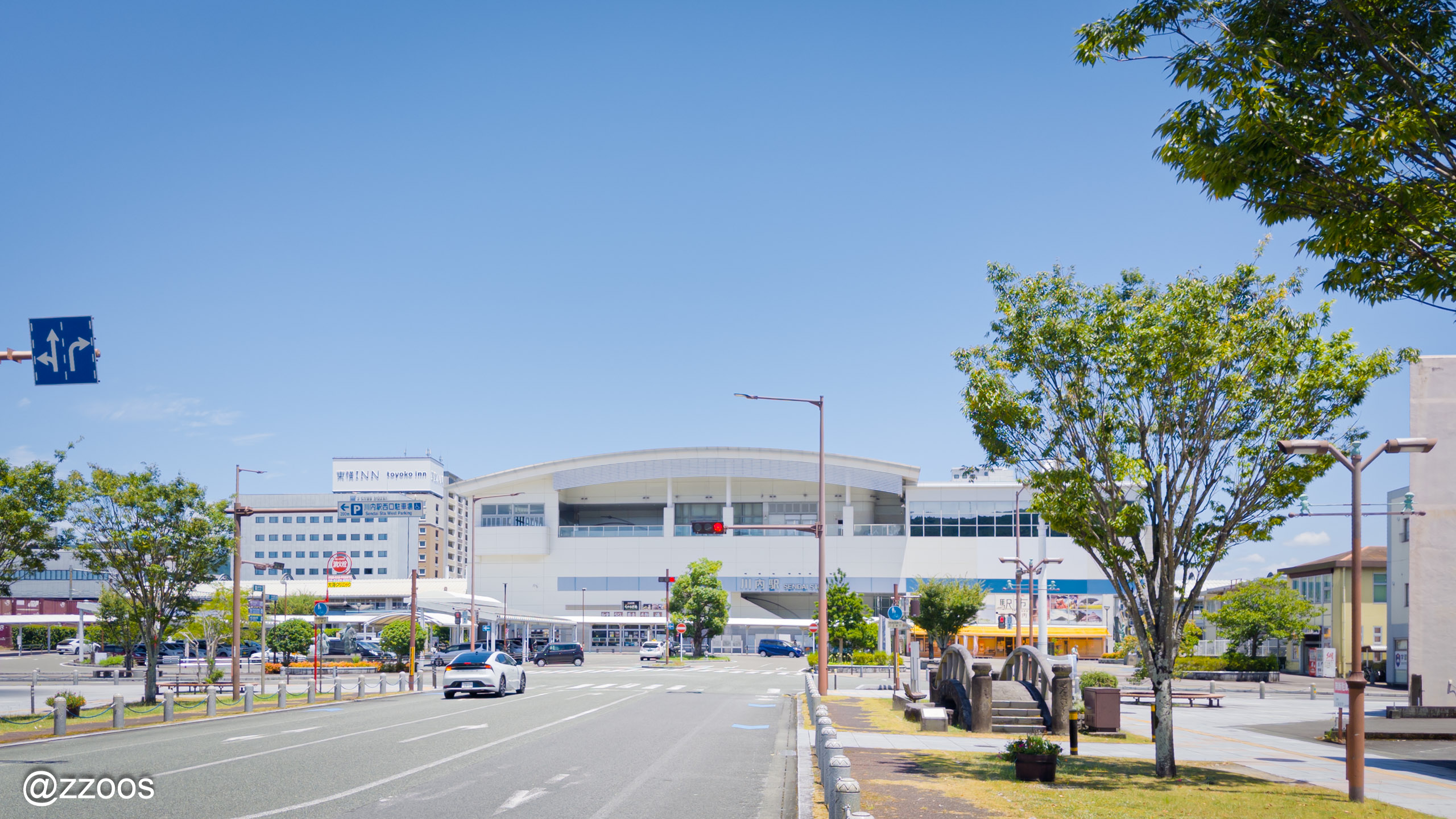 薩摩川内の川内駅舎と駅前の大通り