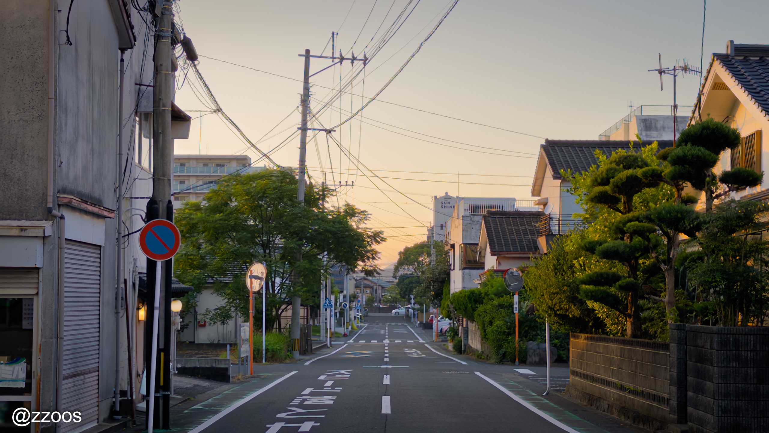 夕暮れの薩摩川内の住宅街の路地