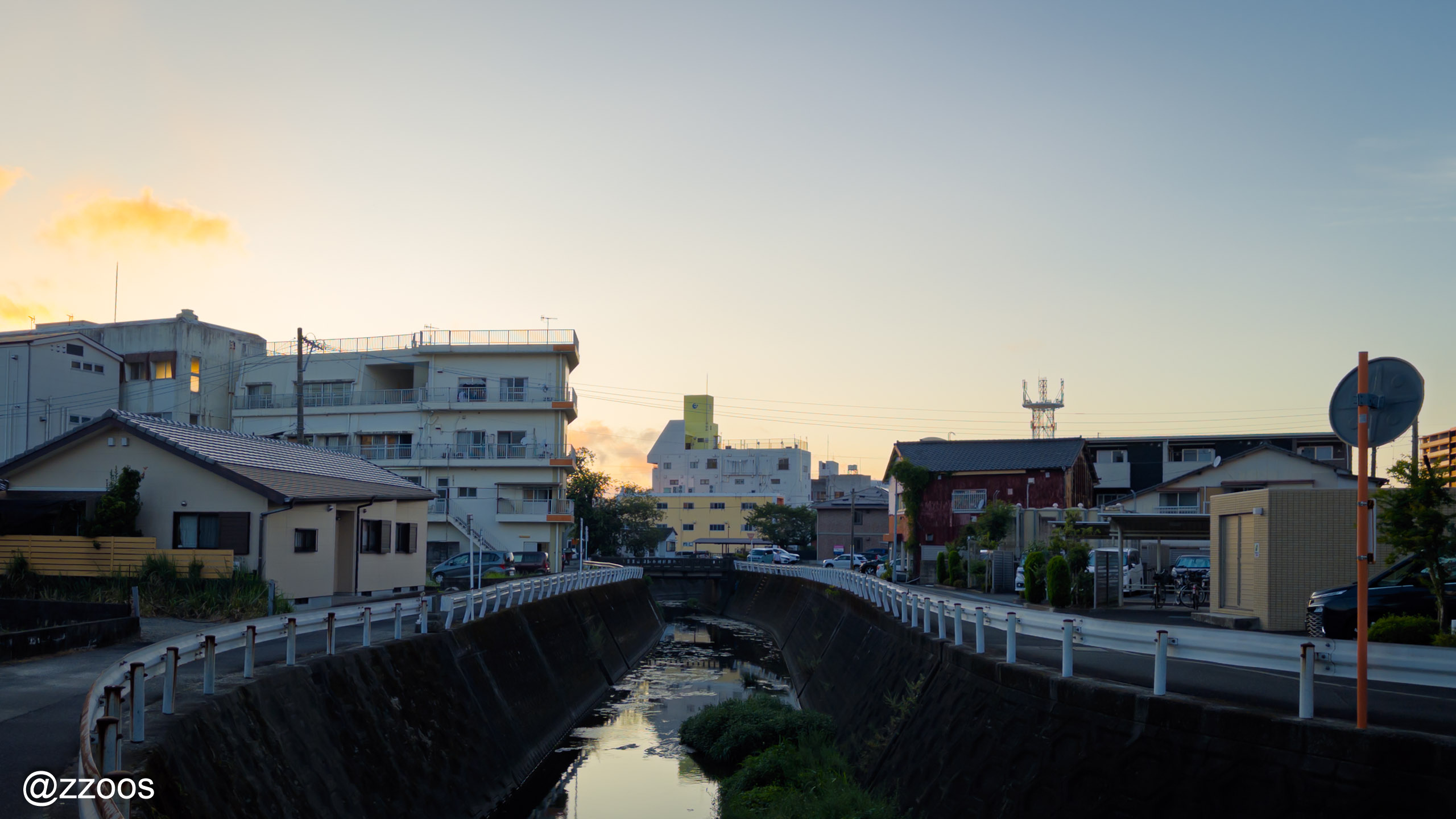 住宅街のあいだを流れる小さな川、春田川