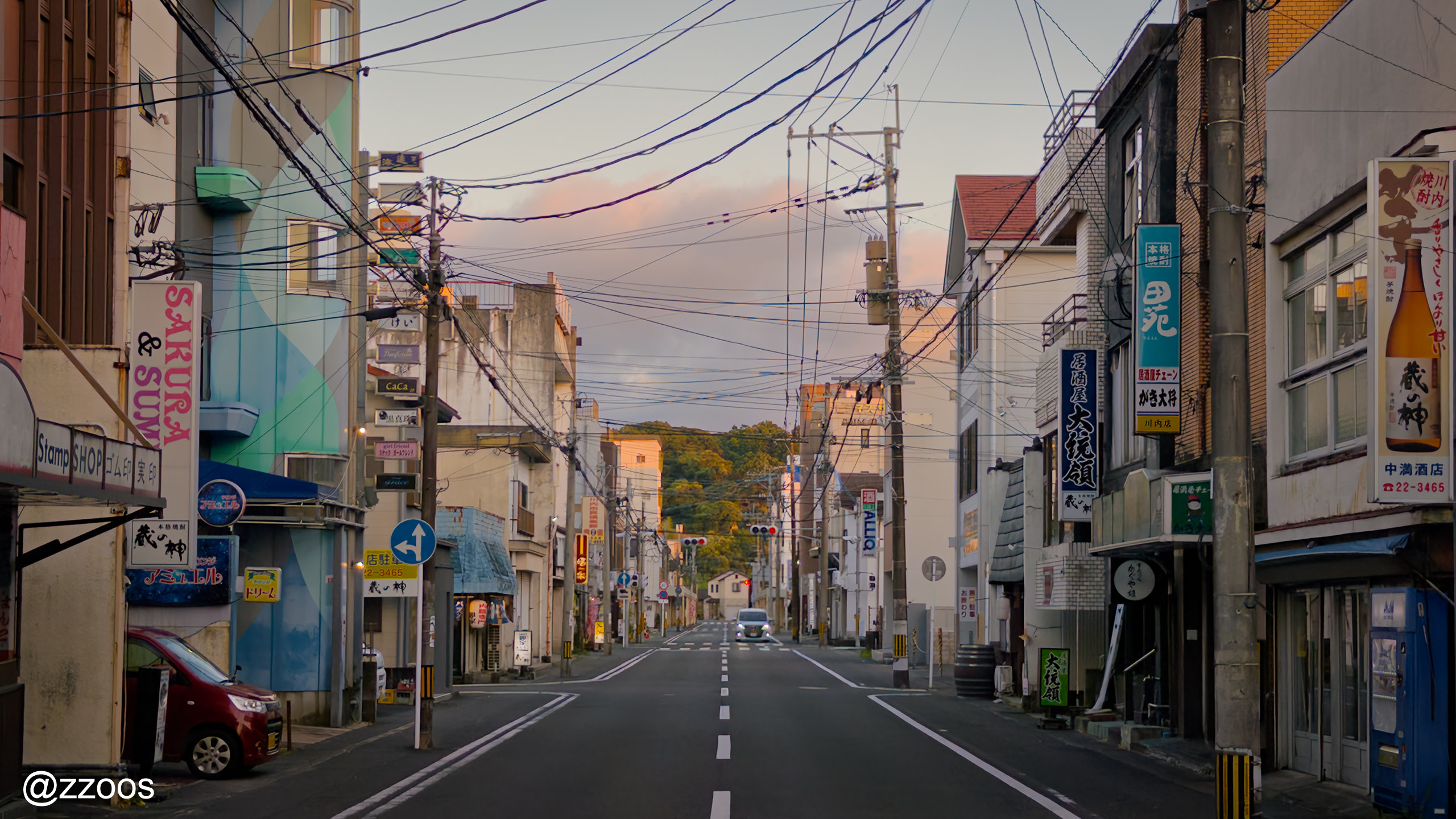 夕やけにそまる薩摩川内の繁華街