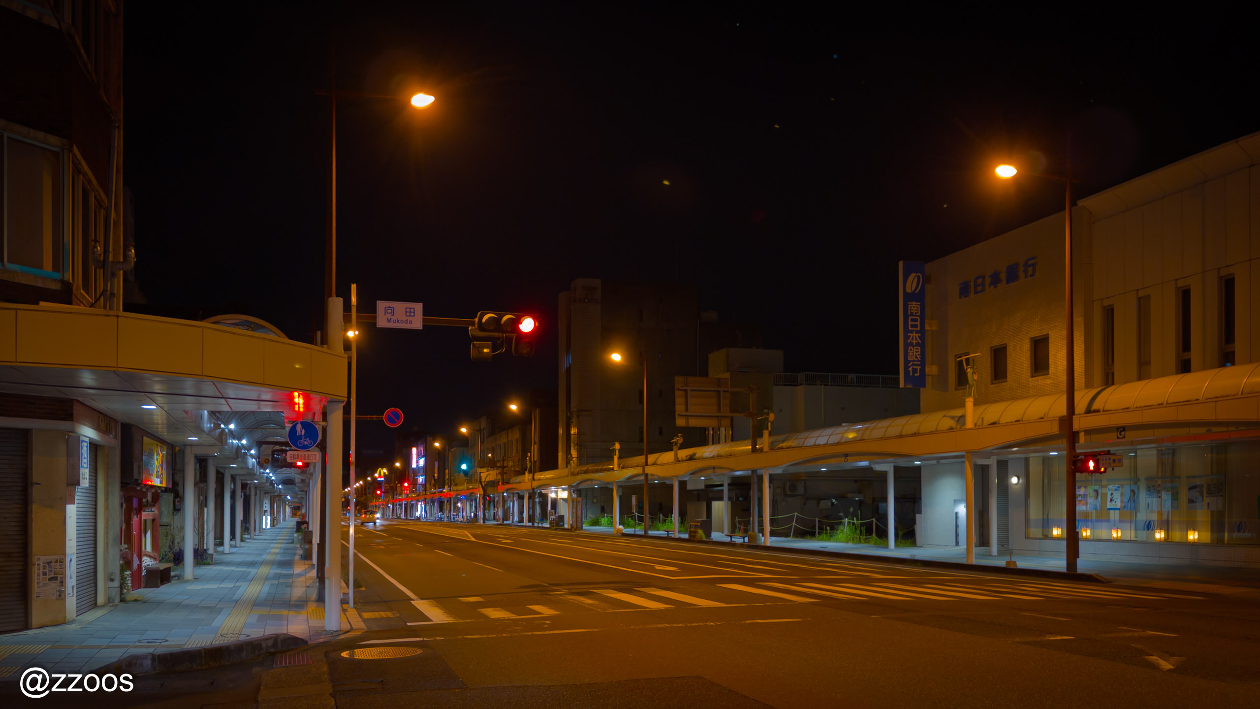 真夜中の西向田町のアーケード商店街