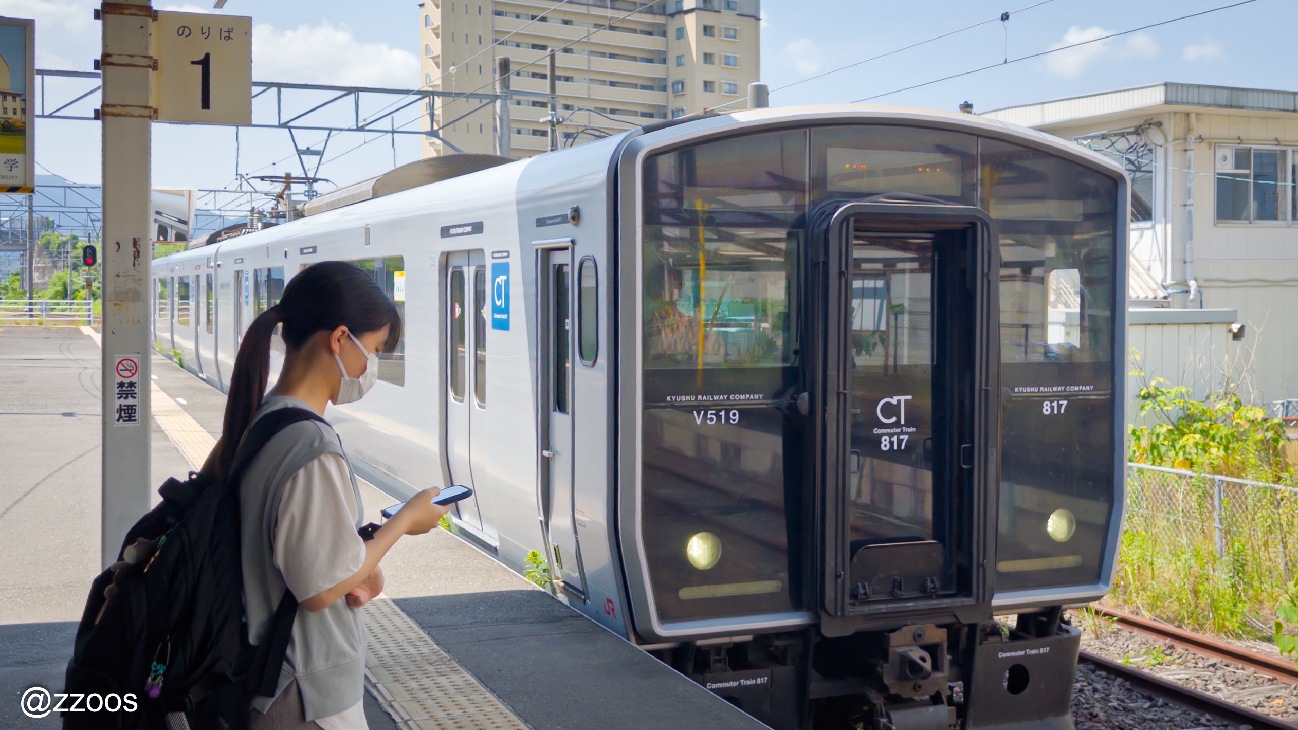 川内駅のホームにとまっているJR鹿児島本線の列車