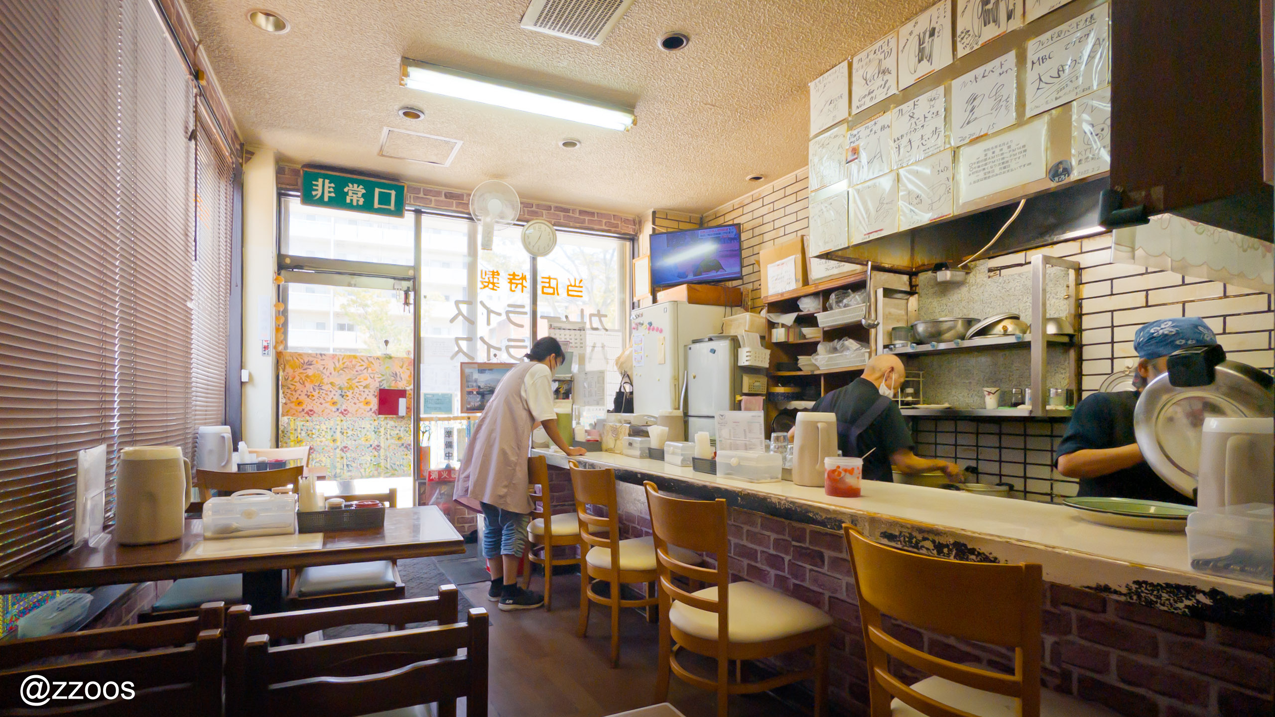 古いけれどきれいなフレンドアンドバードの店内