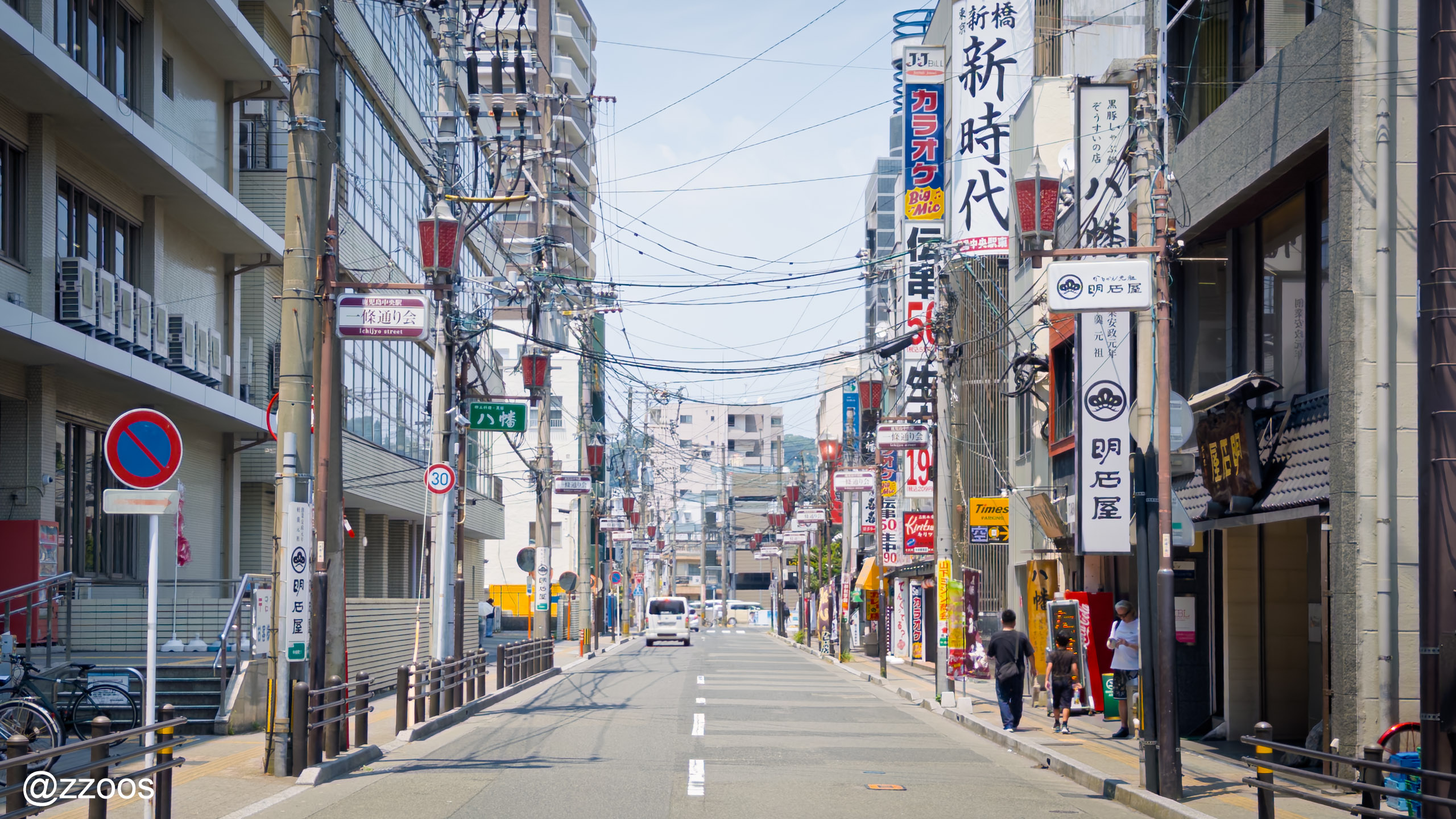夏の日差しの下、鹿児島中央駅近くの通り