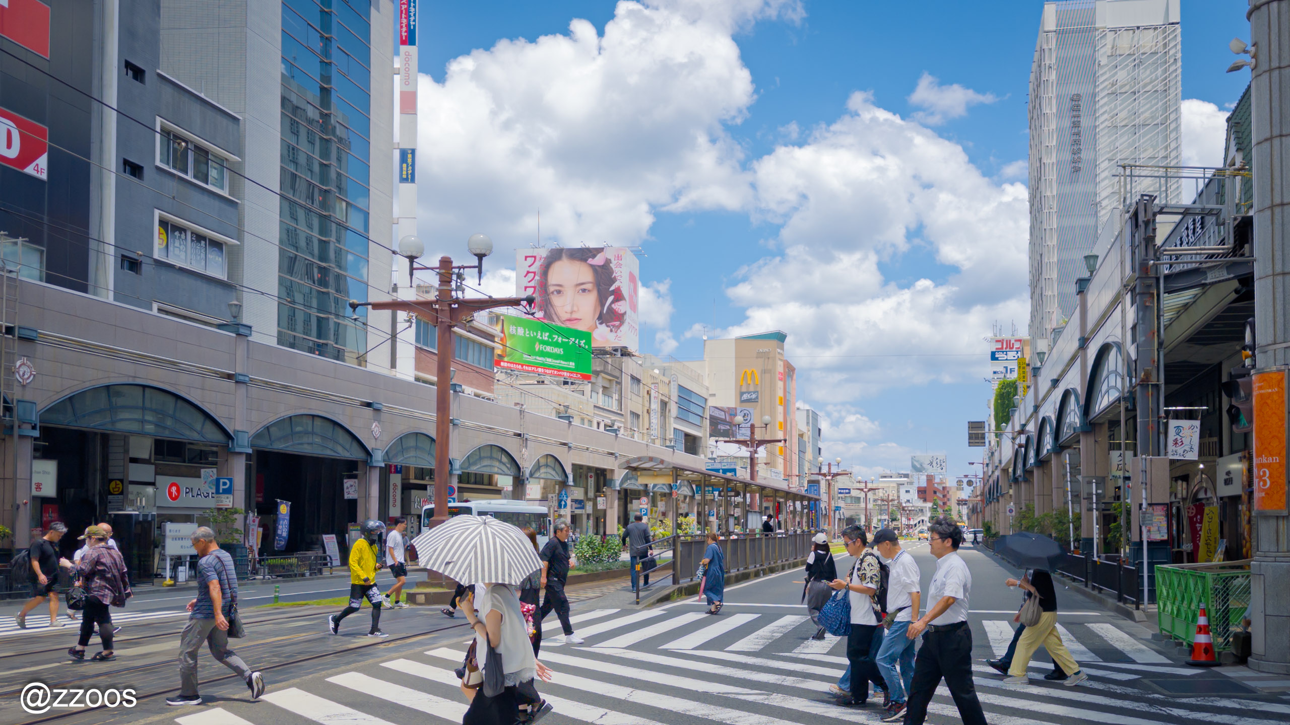 鹿児島・天文館の繁華街の横断歩道